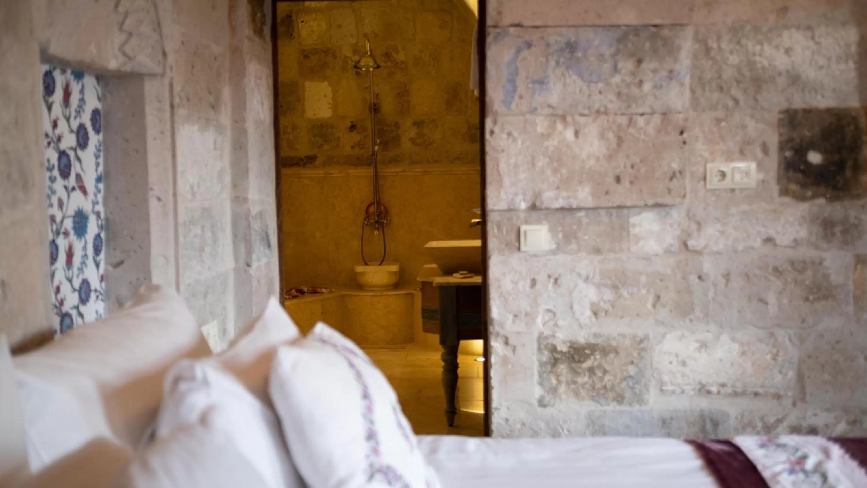 Bathroom, Bed in Şah Saray Cave Suites Halal Hotel