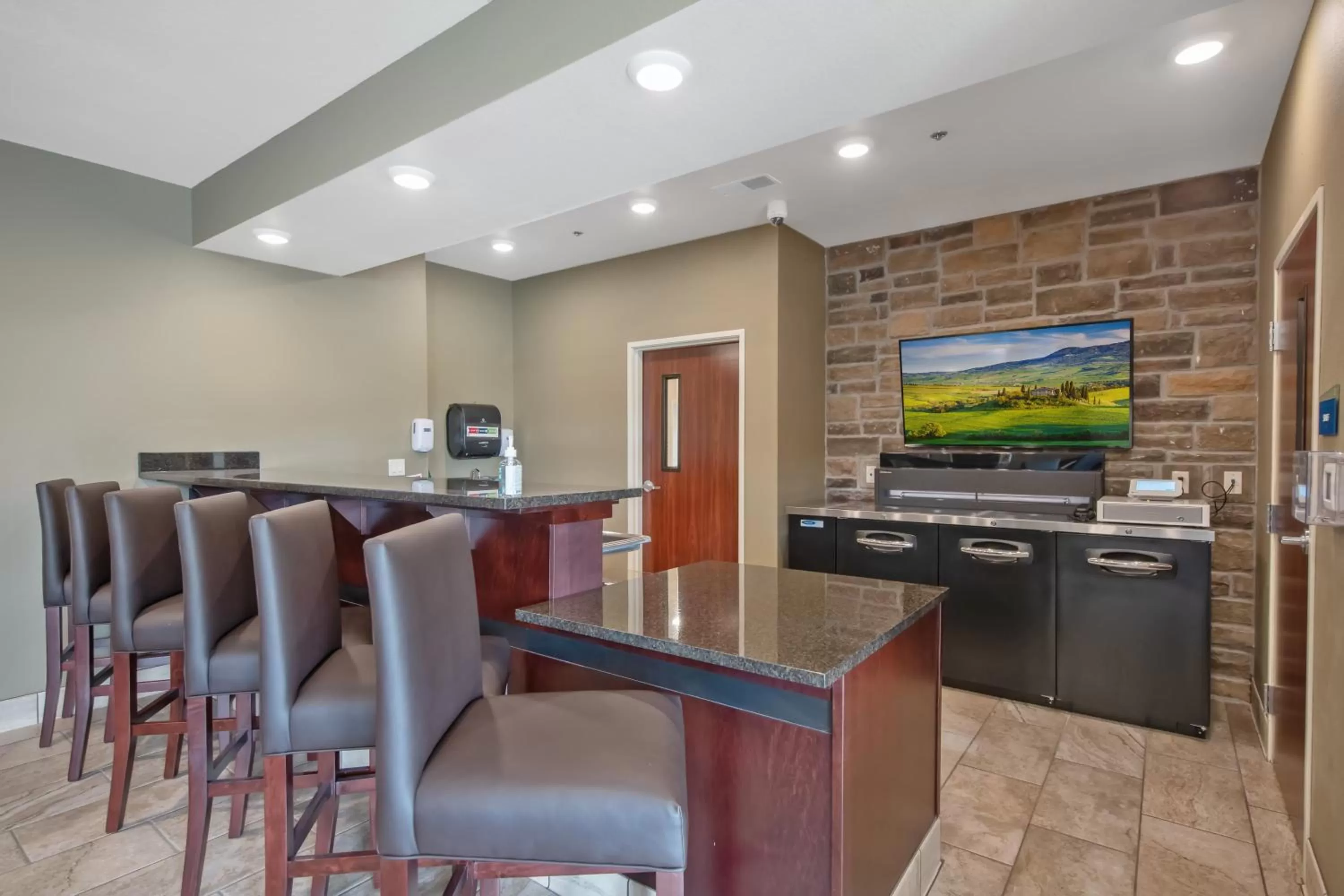 Lounge or bar in Cobblestone Hotel & Suites - Austin