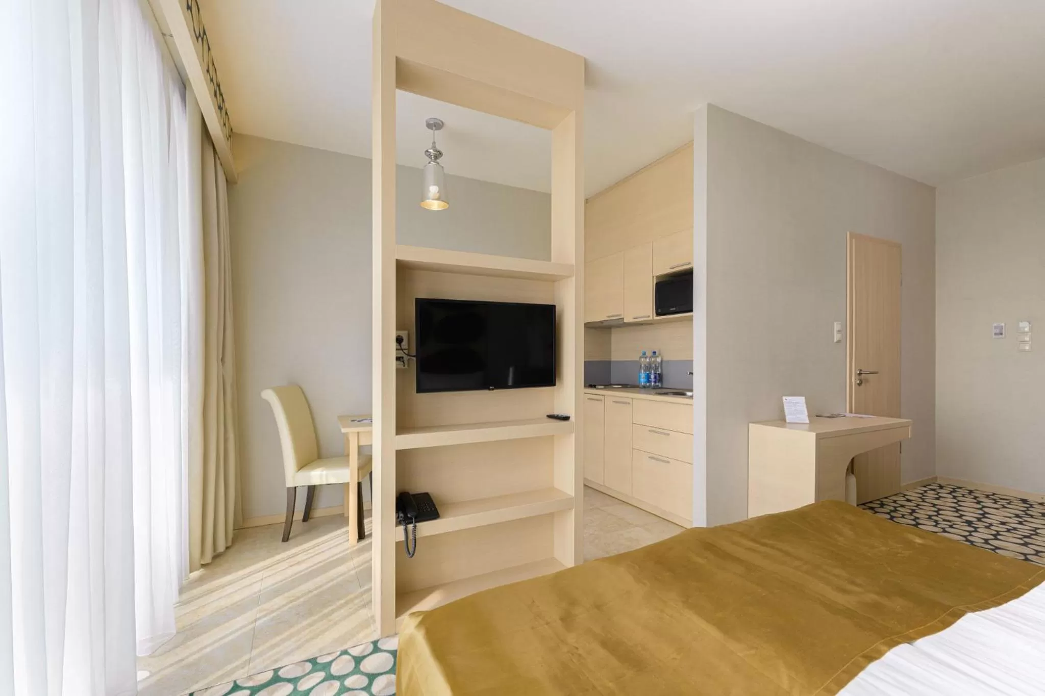 Kitchen or kitchenette, Bed in Hotel Aurum Family "A"