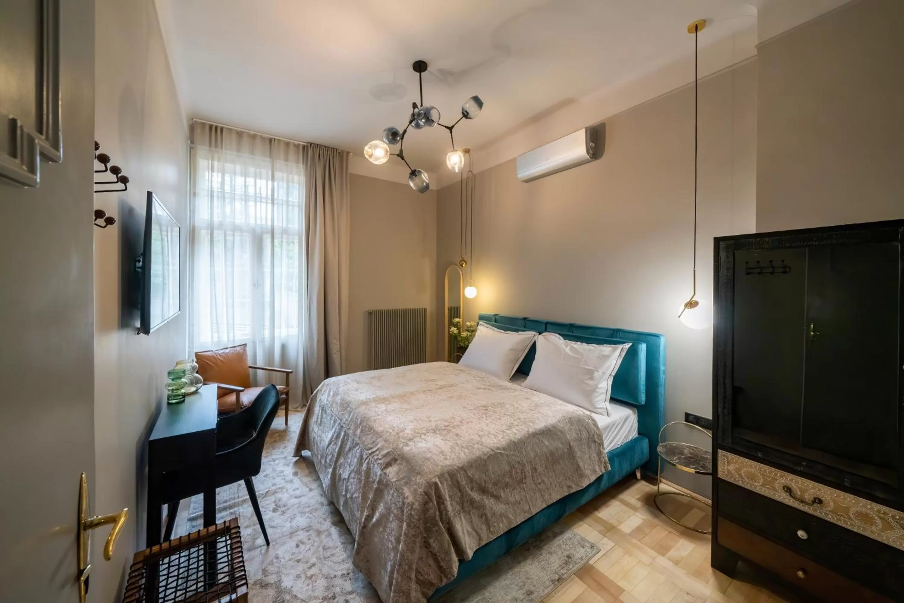 Photo of the whole room, Bed in Nest