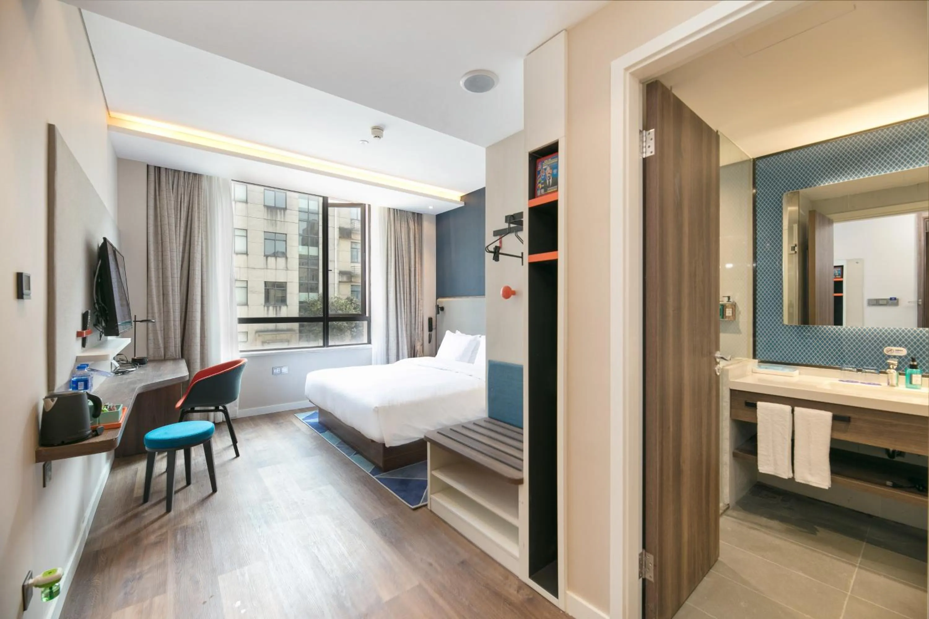 Photo of the whole room, Bed in Holiday Inn Express Hangzhou Xixi Tourism Zone by IHG