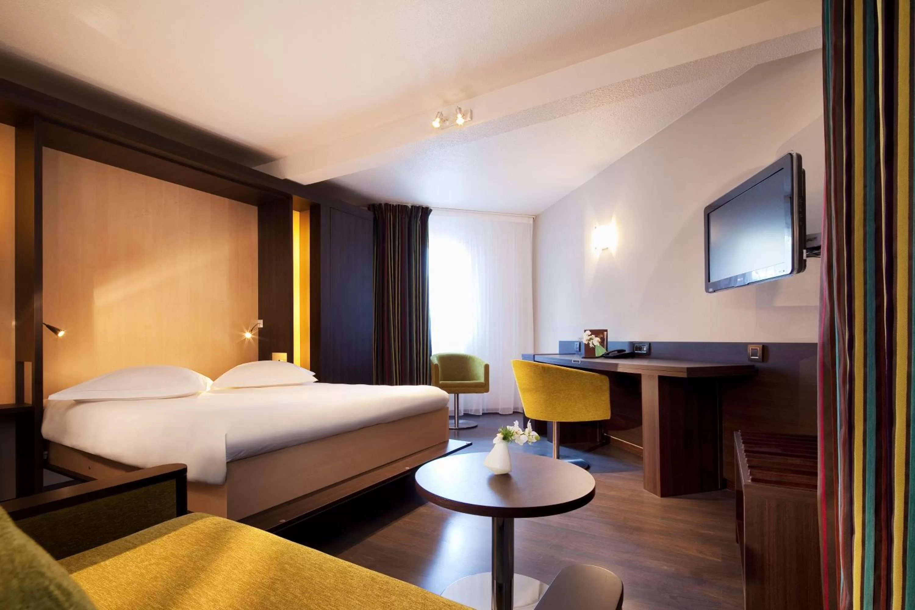 Photo of the whole room, Bed in Escale Oceania Vannes Centre