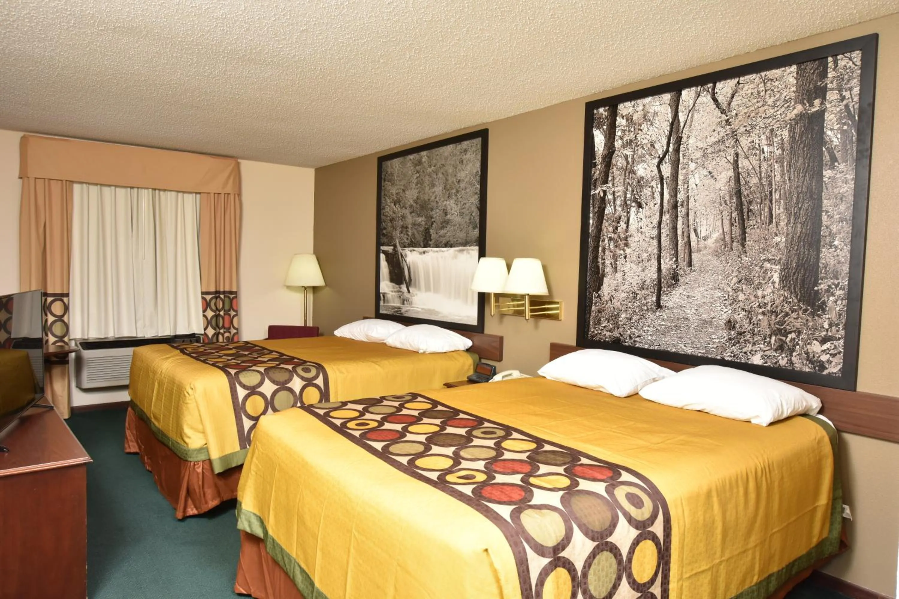 Bed in Super 8 by Wyndham Springfield-Battlefield