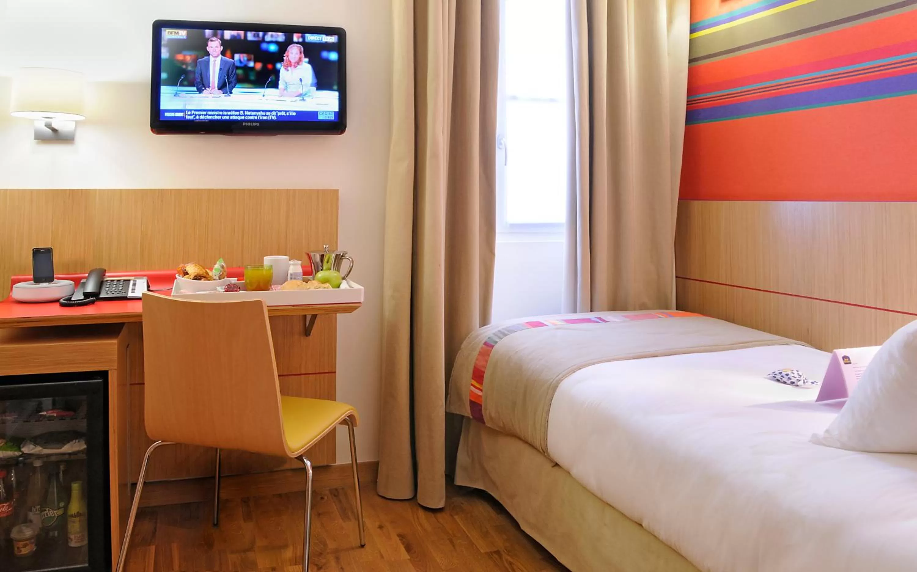 Photo of the whole room, Bed in Best Western Hotel du Mucem