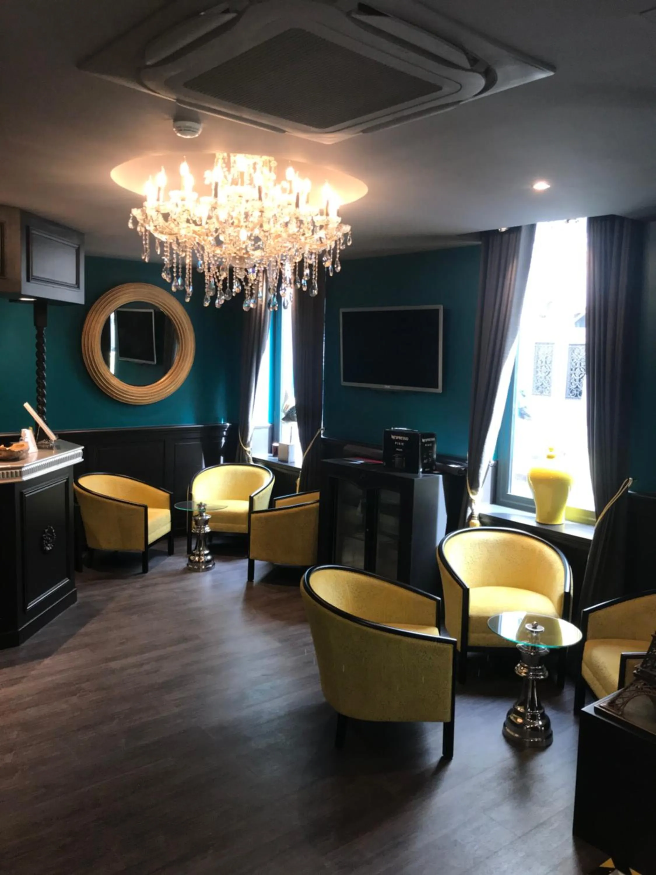 Lounge or bar in Hotel de Paris Montmartre