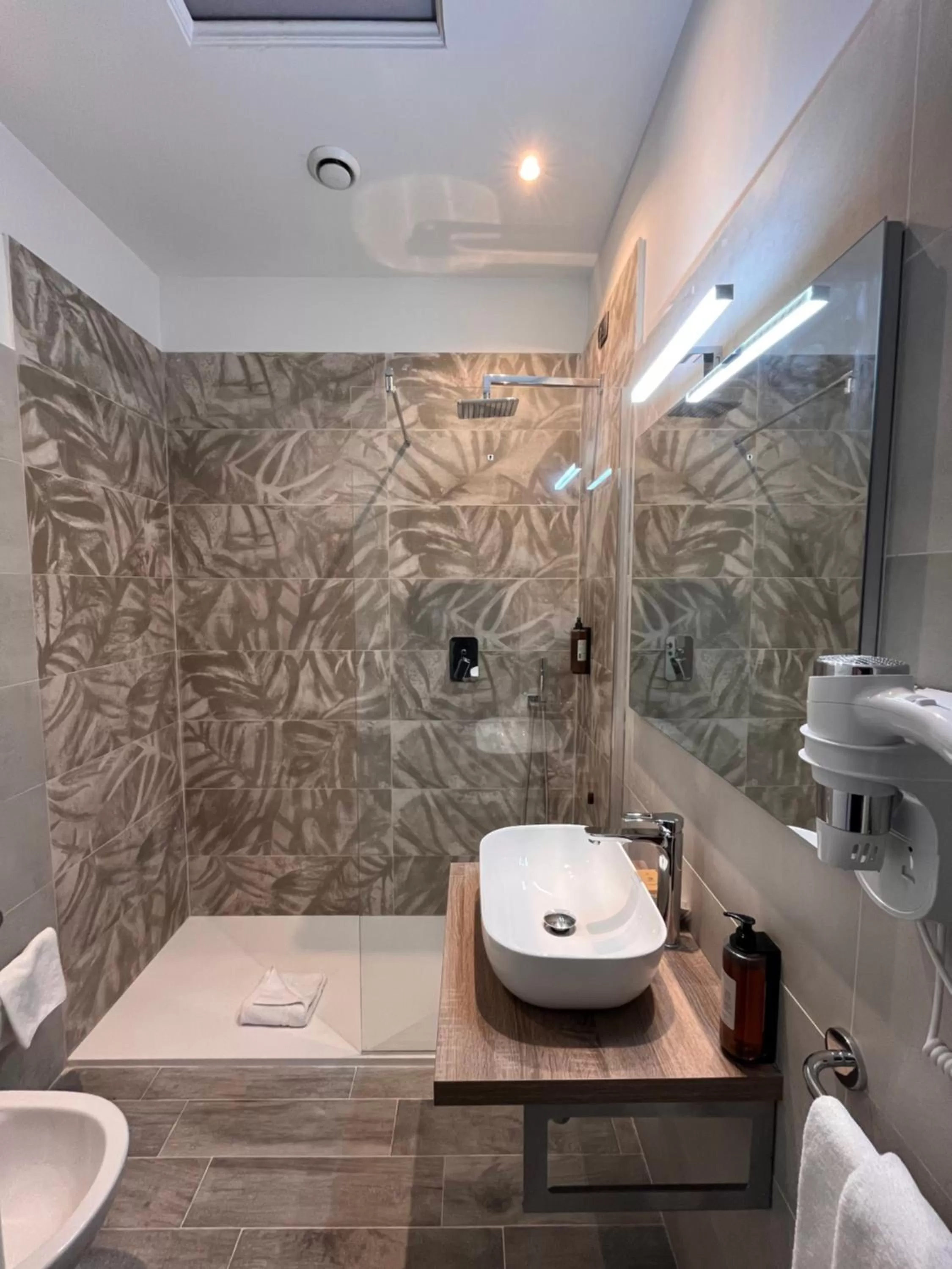 Shower in LH Hotel Lloyd Roma