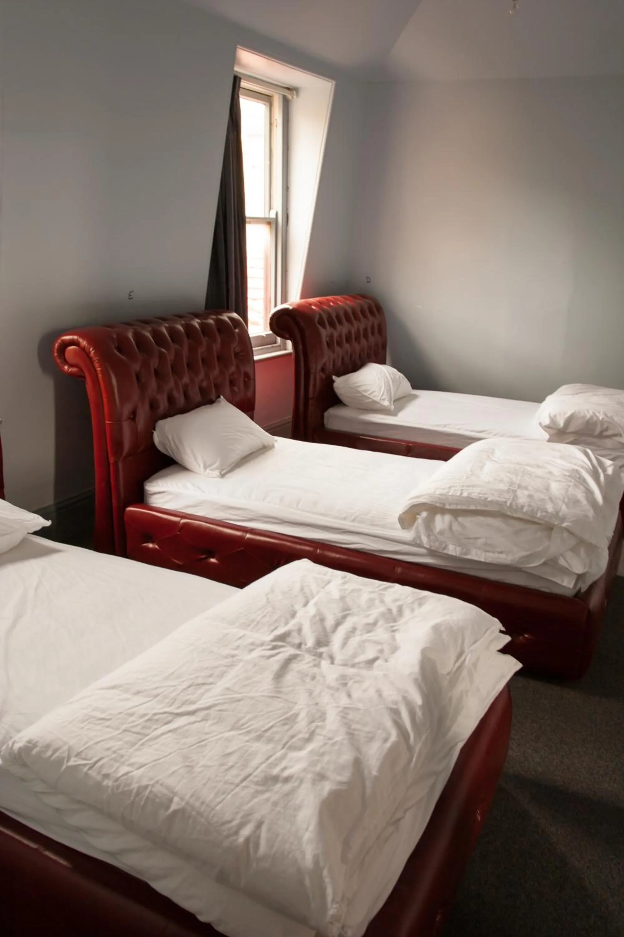 Bedroom, Bed in Backpackers Imperial Hotel