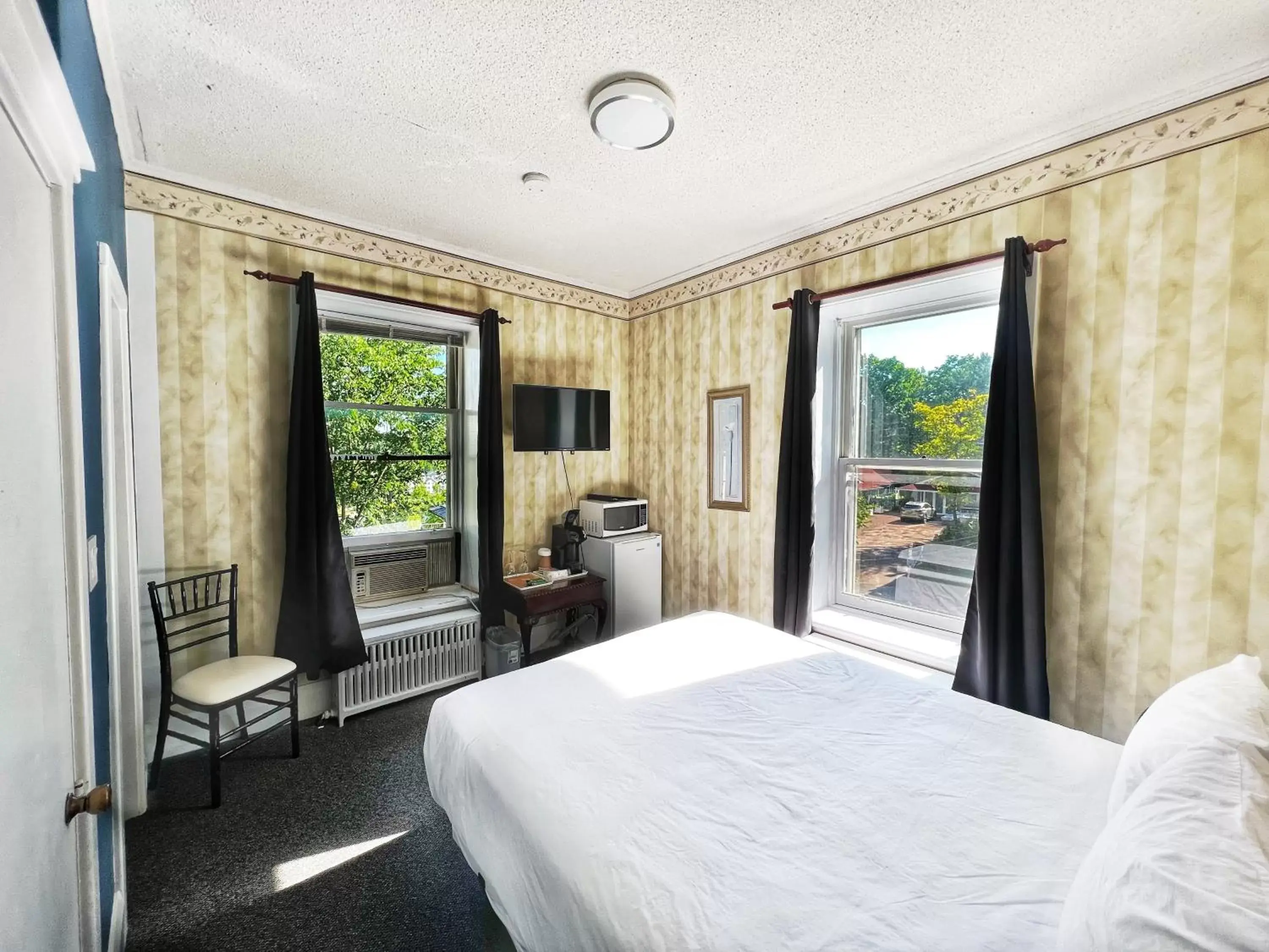 Standard Room in Inn at the Falls Standard Room in Inn at the Falls