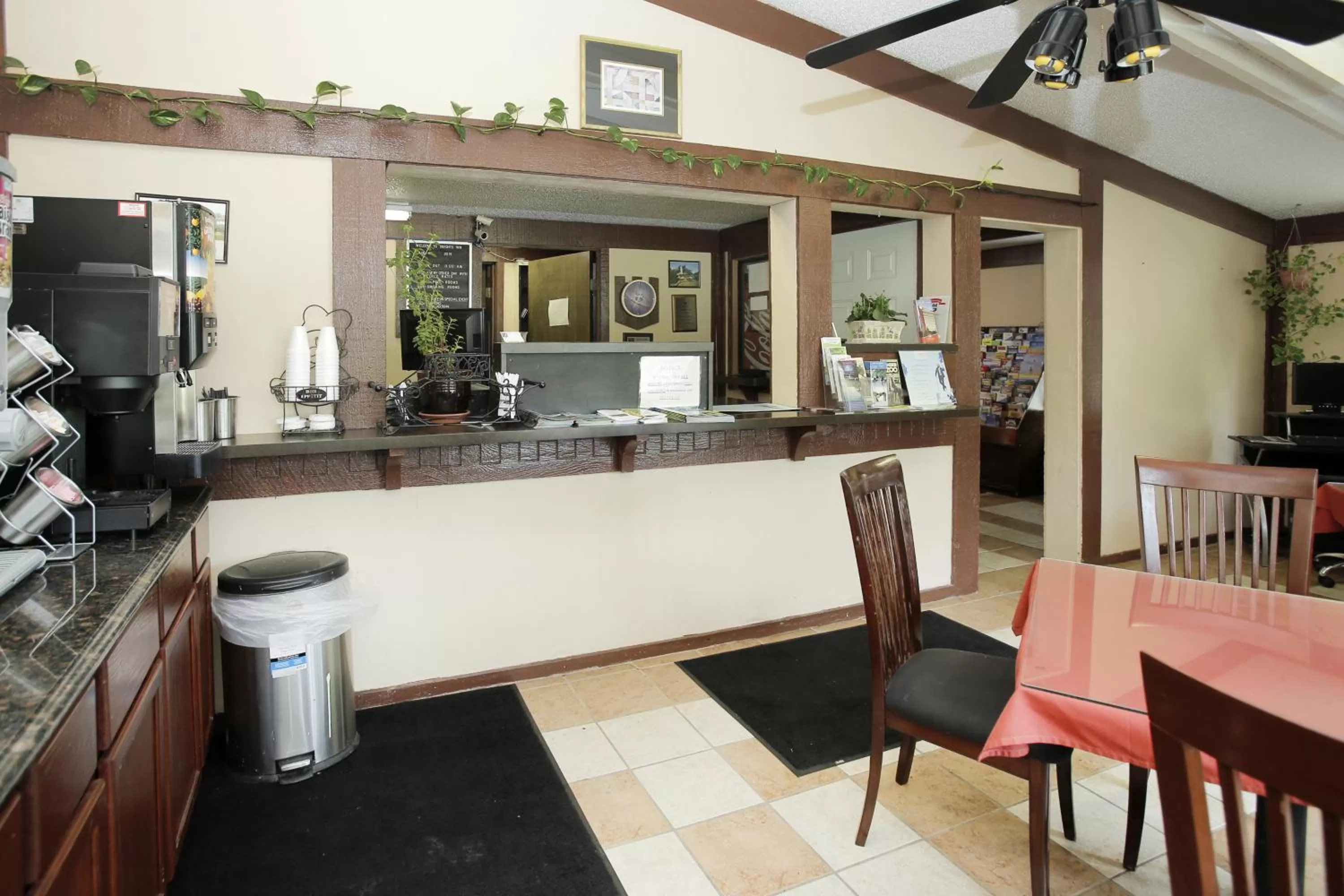 Dining area in Knights Inn - Battle Creek