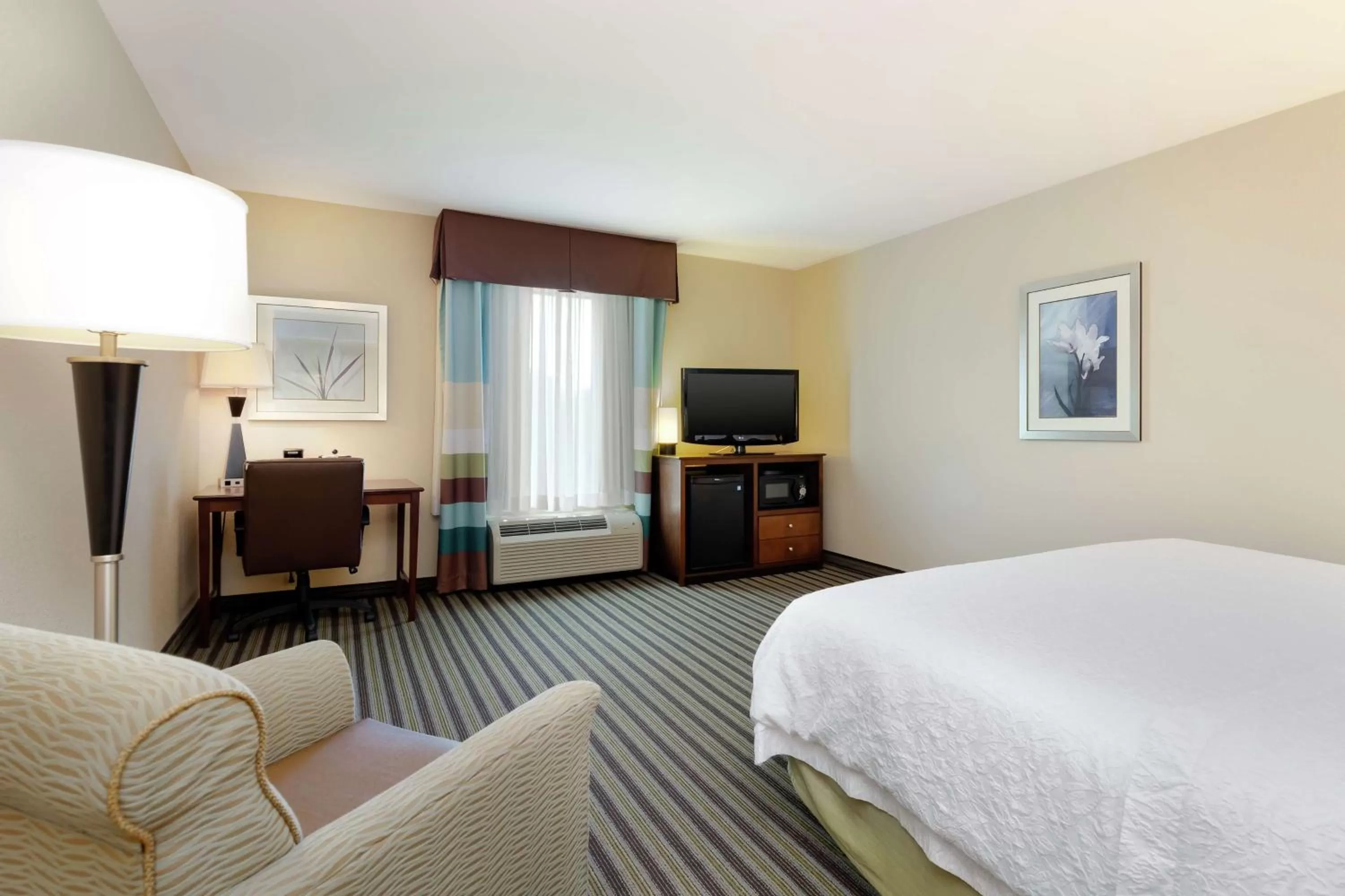 Bed in Hampton Inn and Suites Adairsville/Calhoun Area