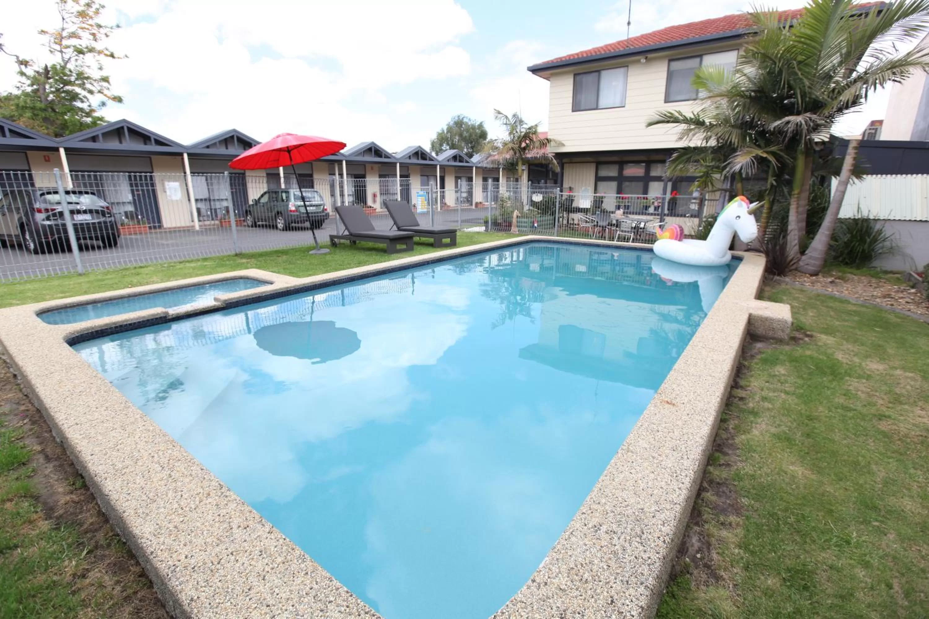 Swimming Pool in Mornington Motel
