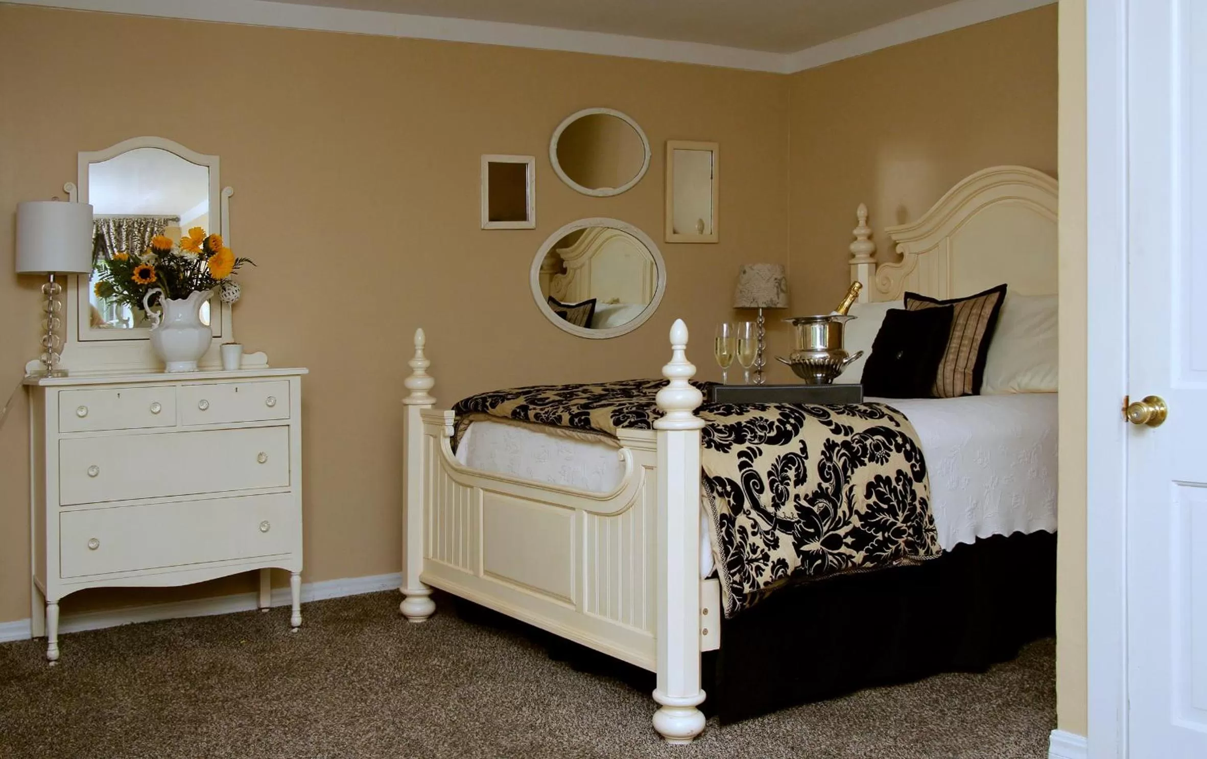 Bedroom, Bed in Heartstone Inn