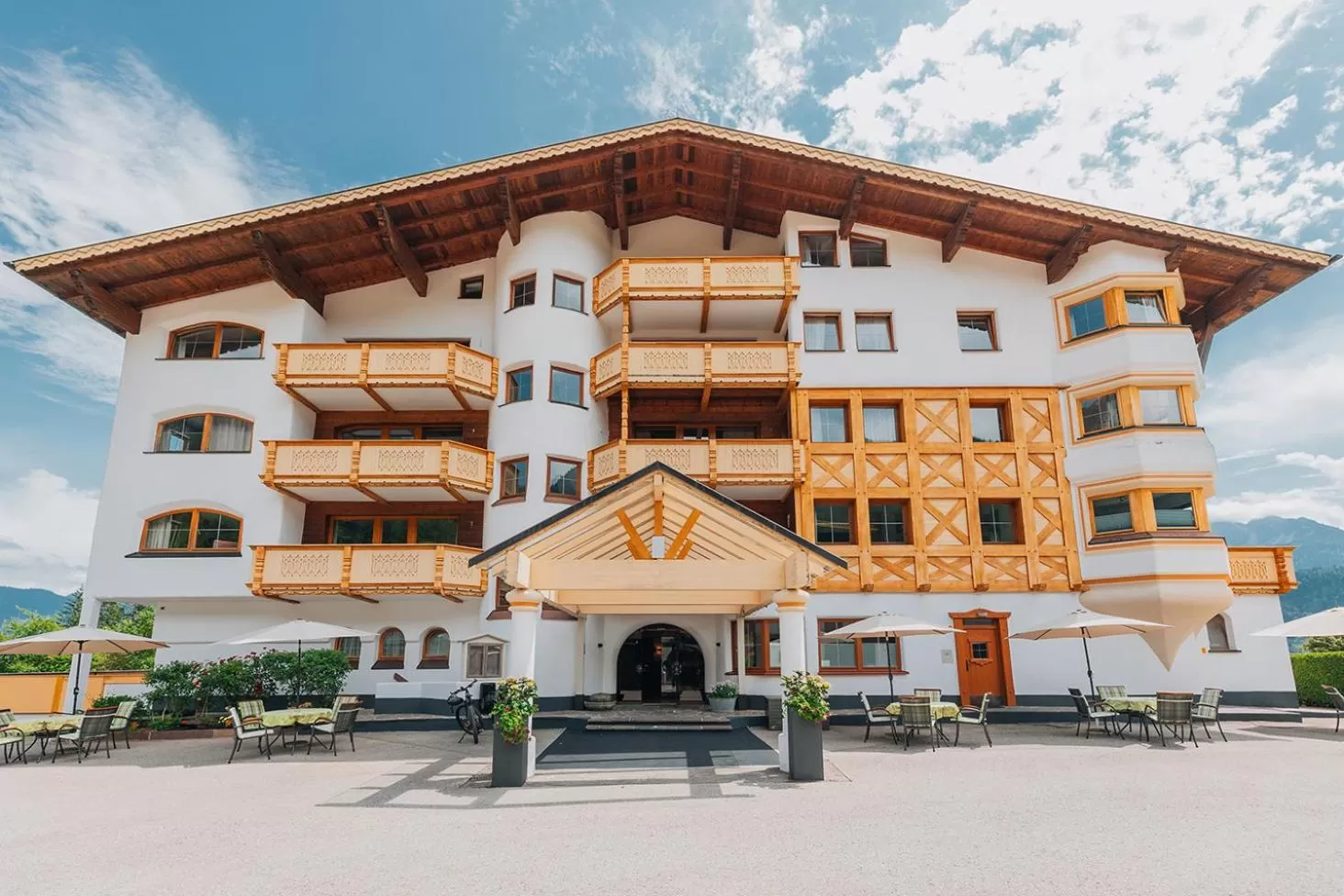 Facade/entrance in Wellness Aparthotel "Lechlife" incl Pool - 400m zum SKILIFT