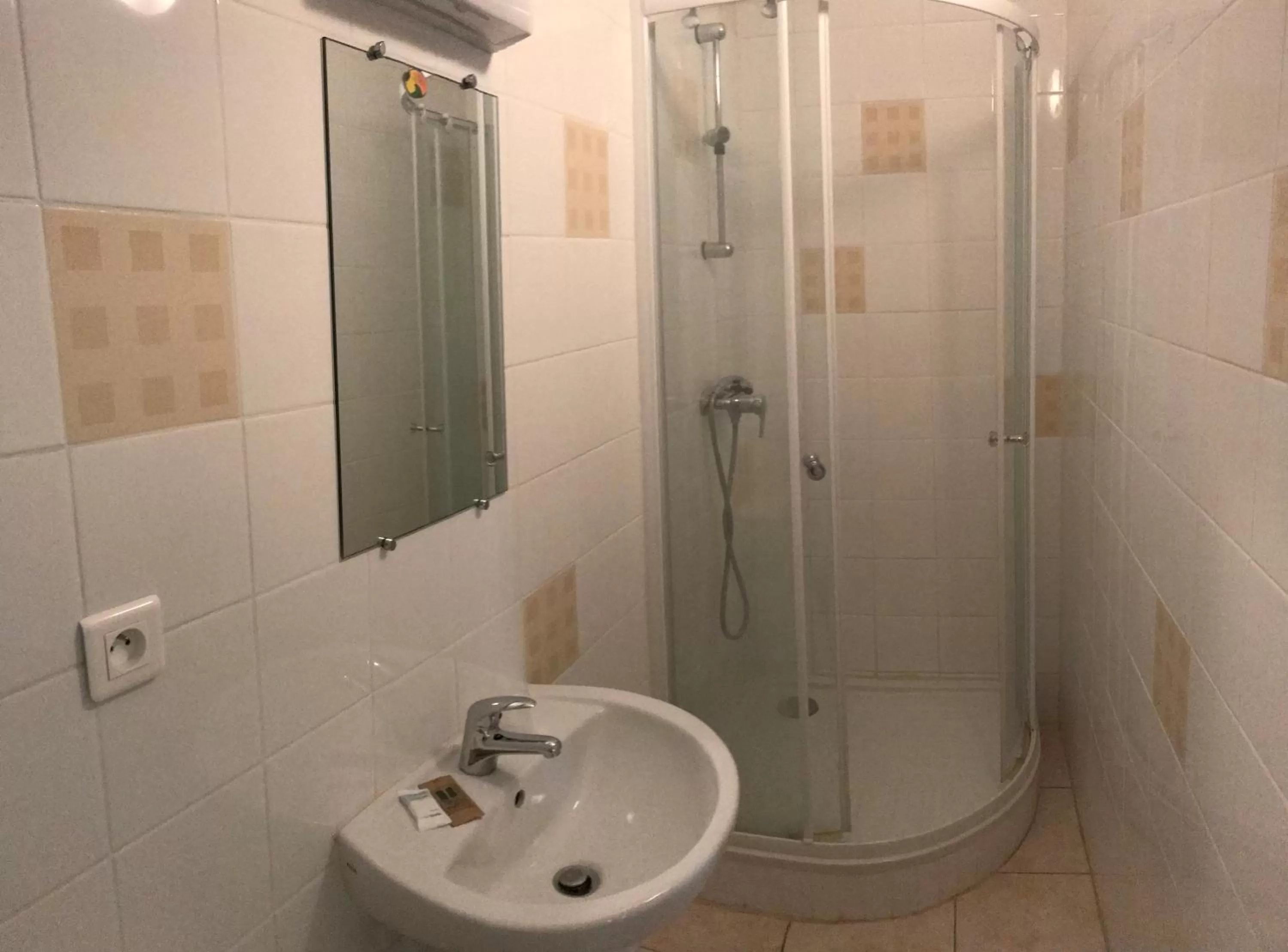 Shower in Hotel Restaurant L'AGAPANTHE