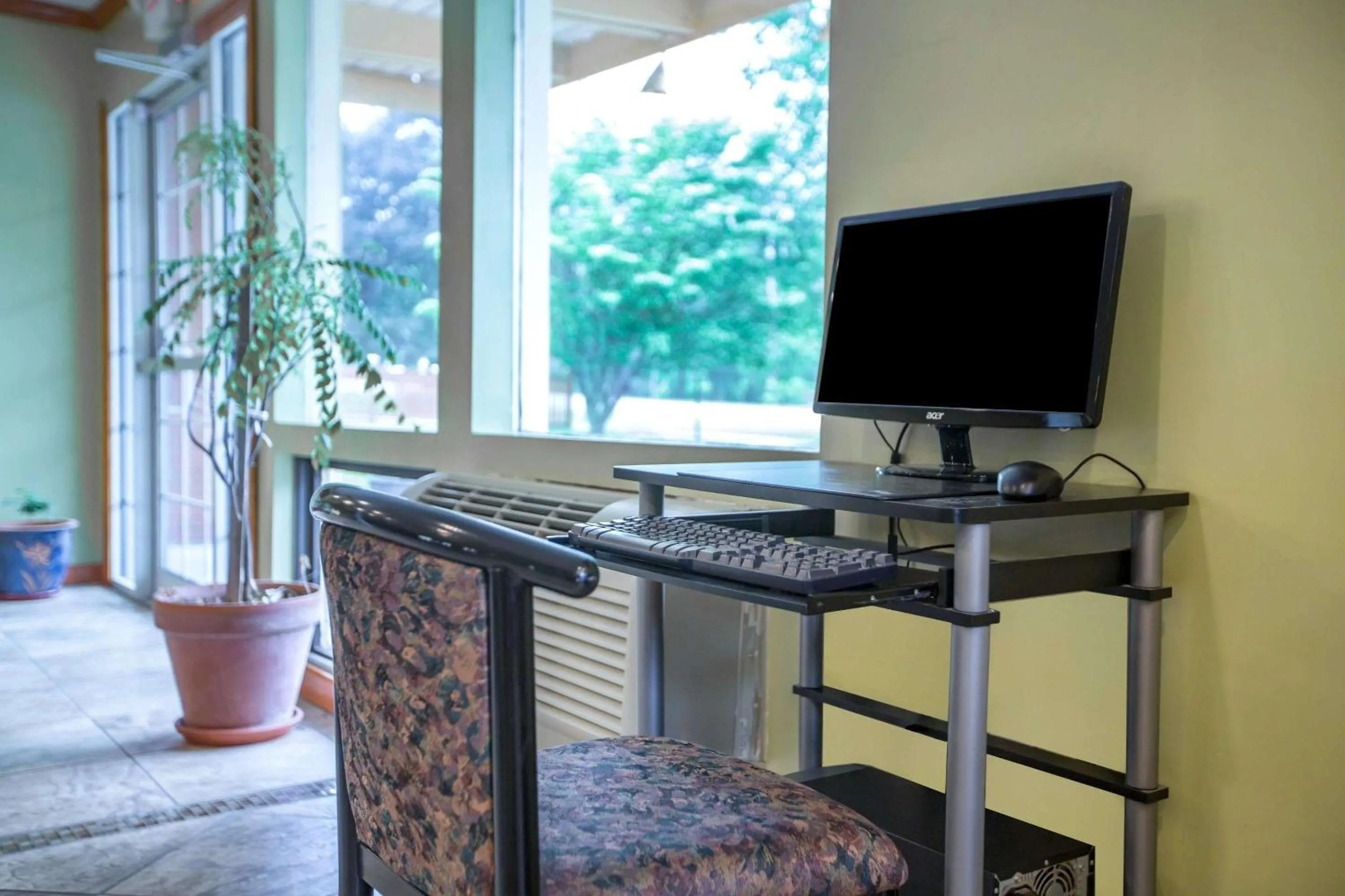 On site, TV/Entertainment Center in Econo Lodge Manchester Center