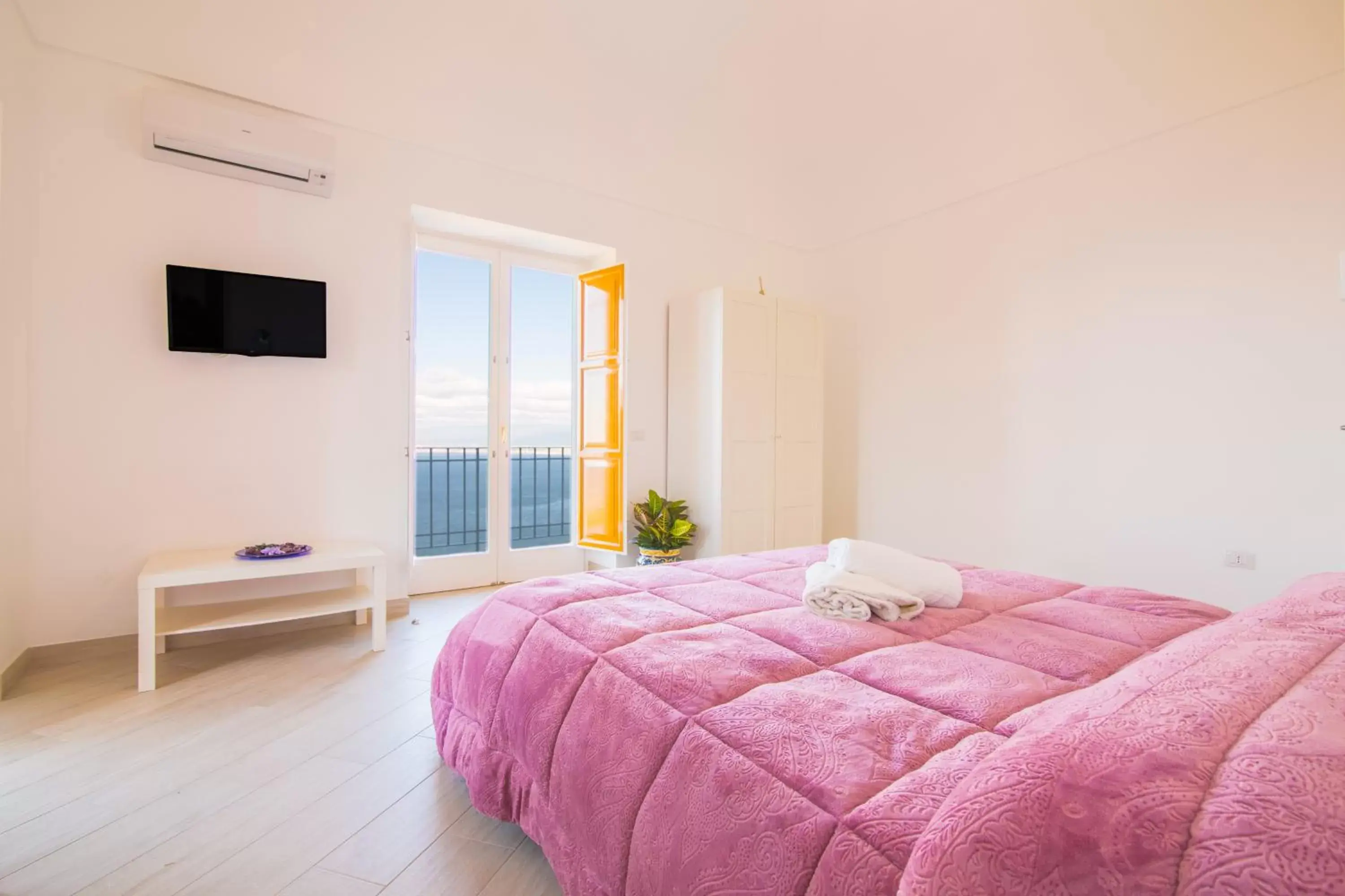 Double Room with Balcony and Sea View in Villa Mariagiovanna Double Room with Balcony and Sea View in Villa Mariagiovanna