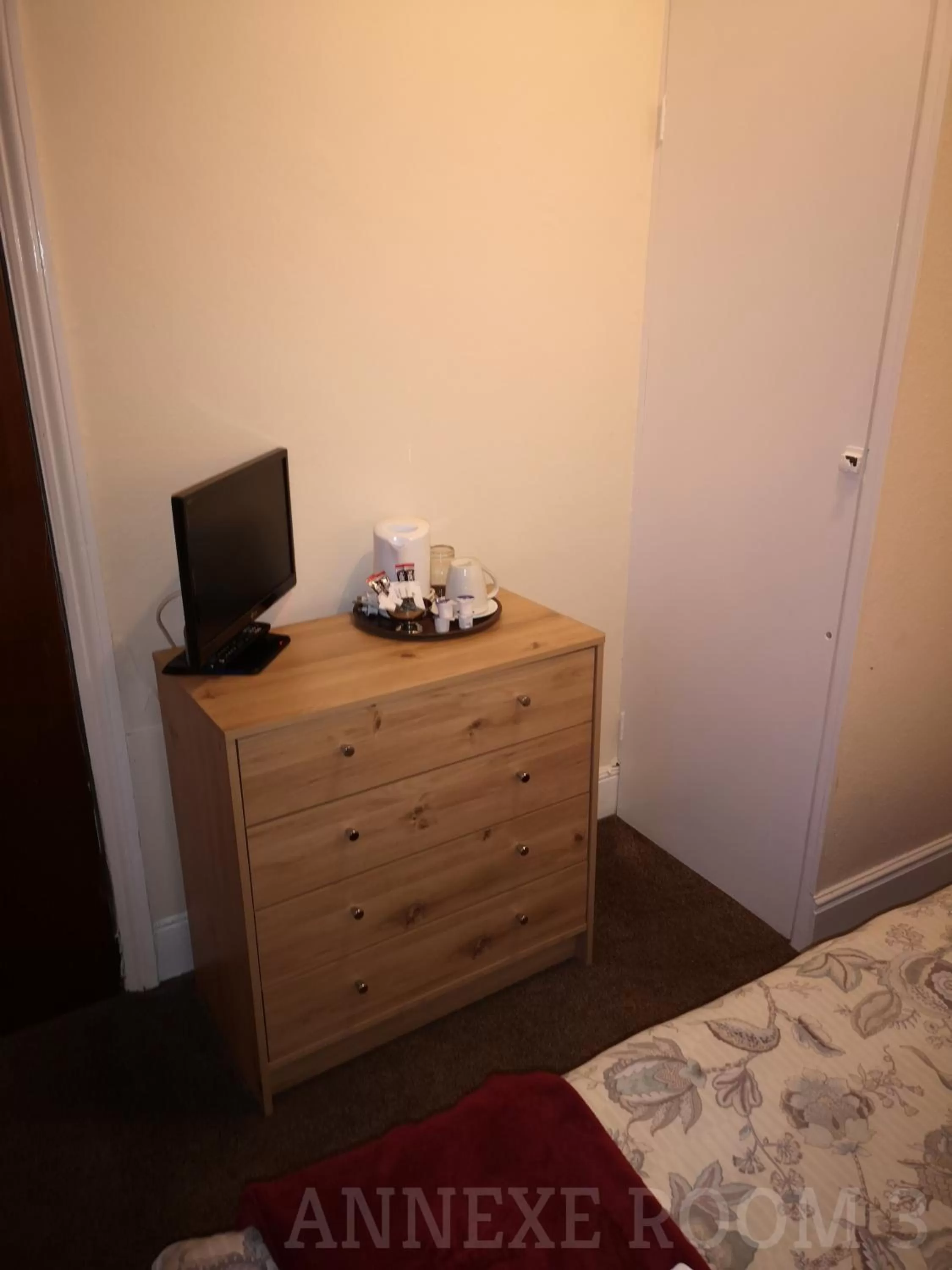 Coffee/tea facilities, Bed in Westgate Hotel