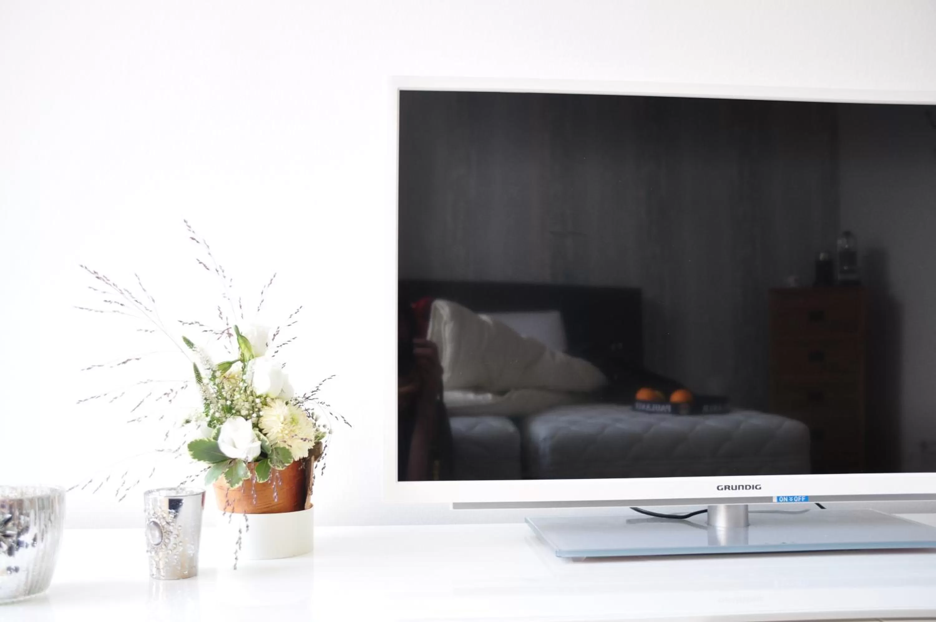 TV and multimedia in Six! Eat Work Sleep