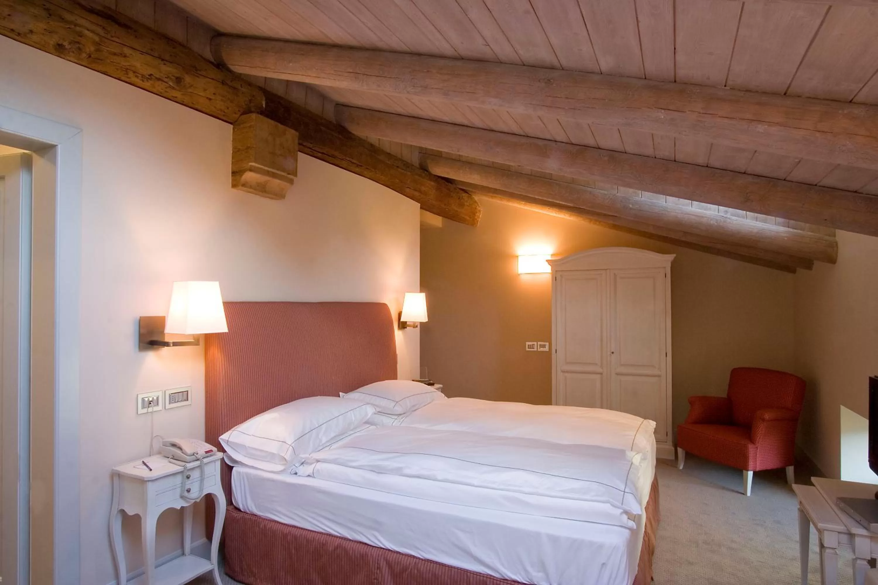 Bed in Grand Hotel della Posta, WorldHotels Distinctive