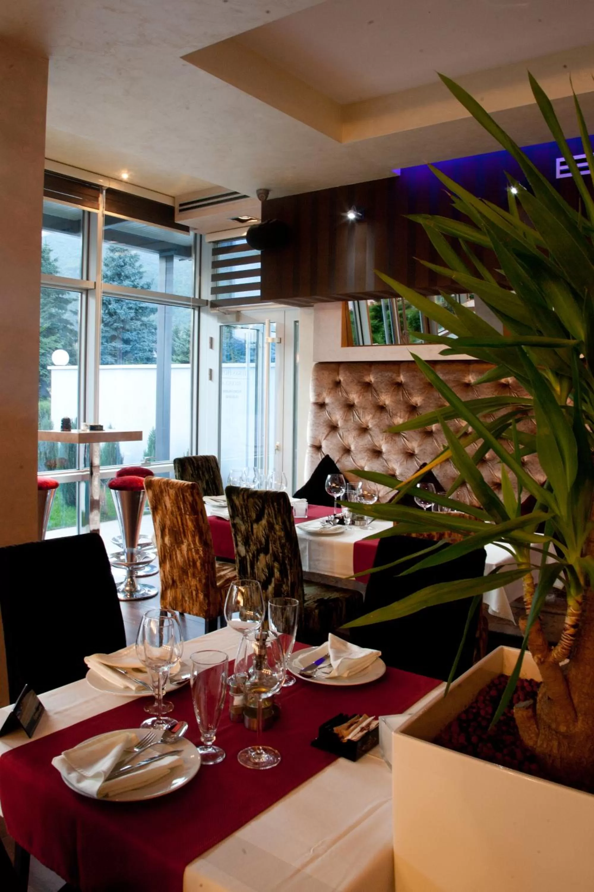 Restaurant/Places to Eat in Hotel Luka's