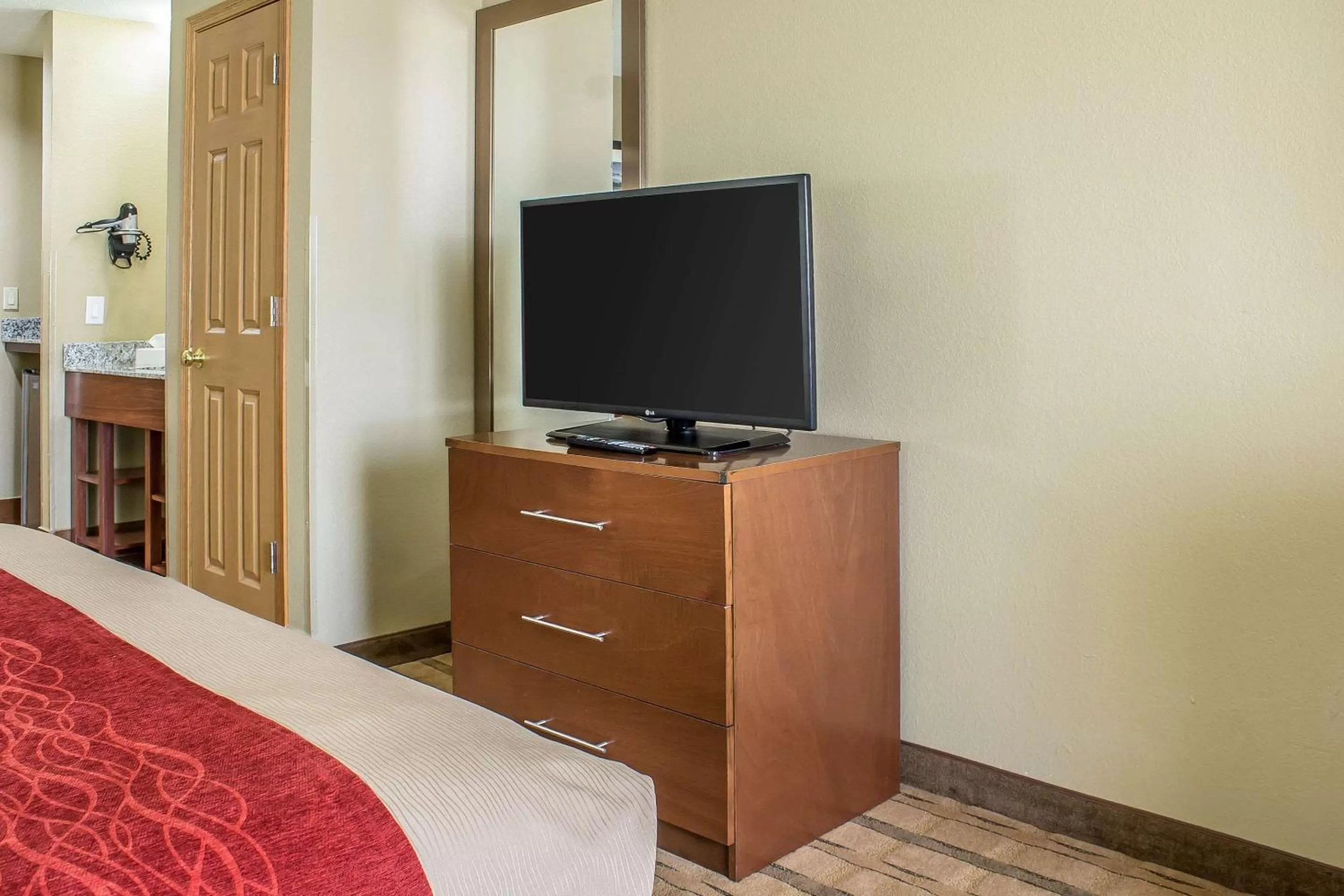 Photo of the whole room, Bed in Comfort Inn & Suites Cedar Rapids North - Collins Road