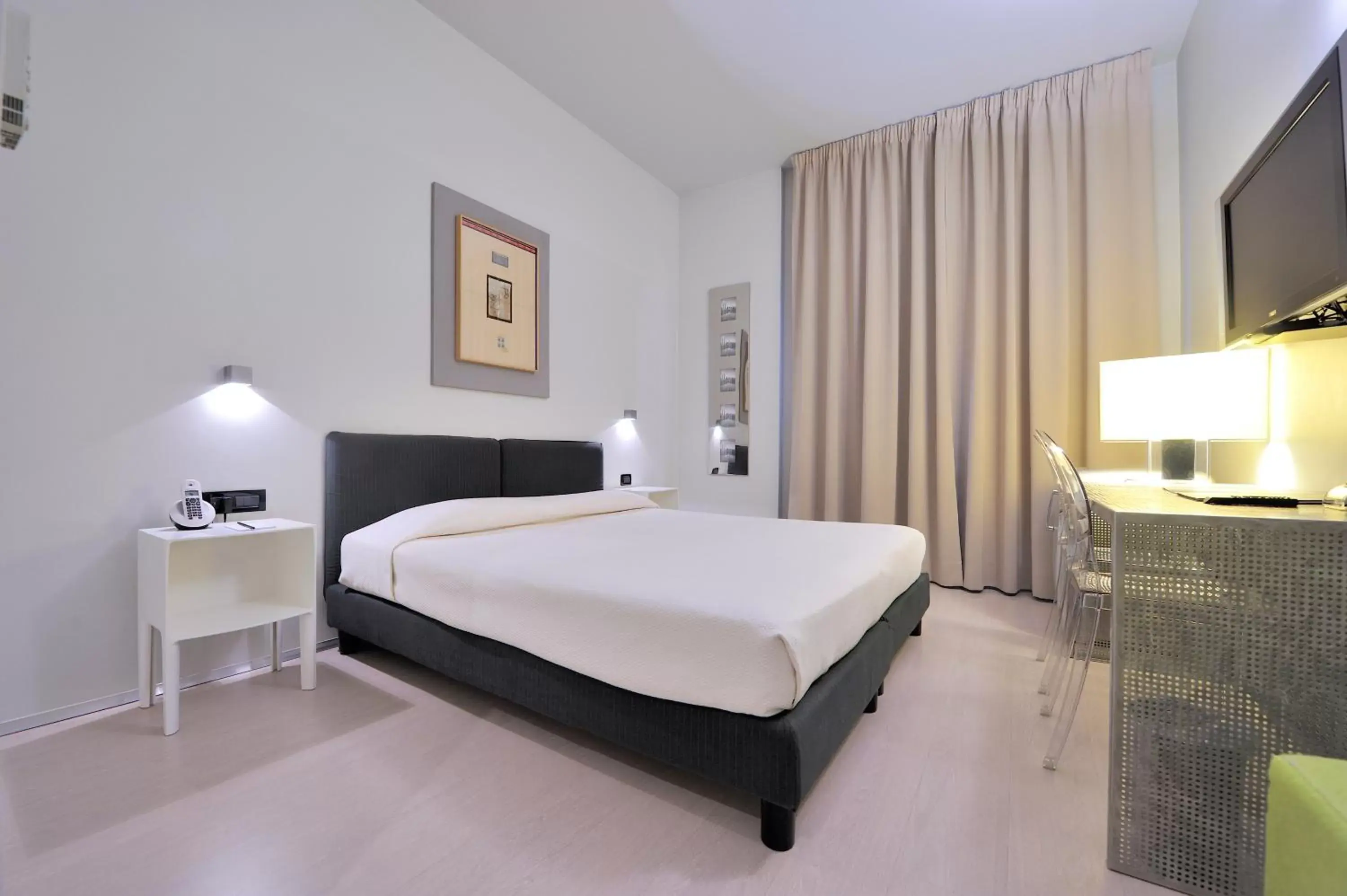 Double or Twin Room in Art Hotel Boston Double or Twin Room in Art Hotel Boston