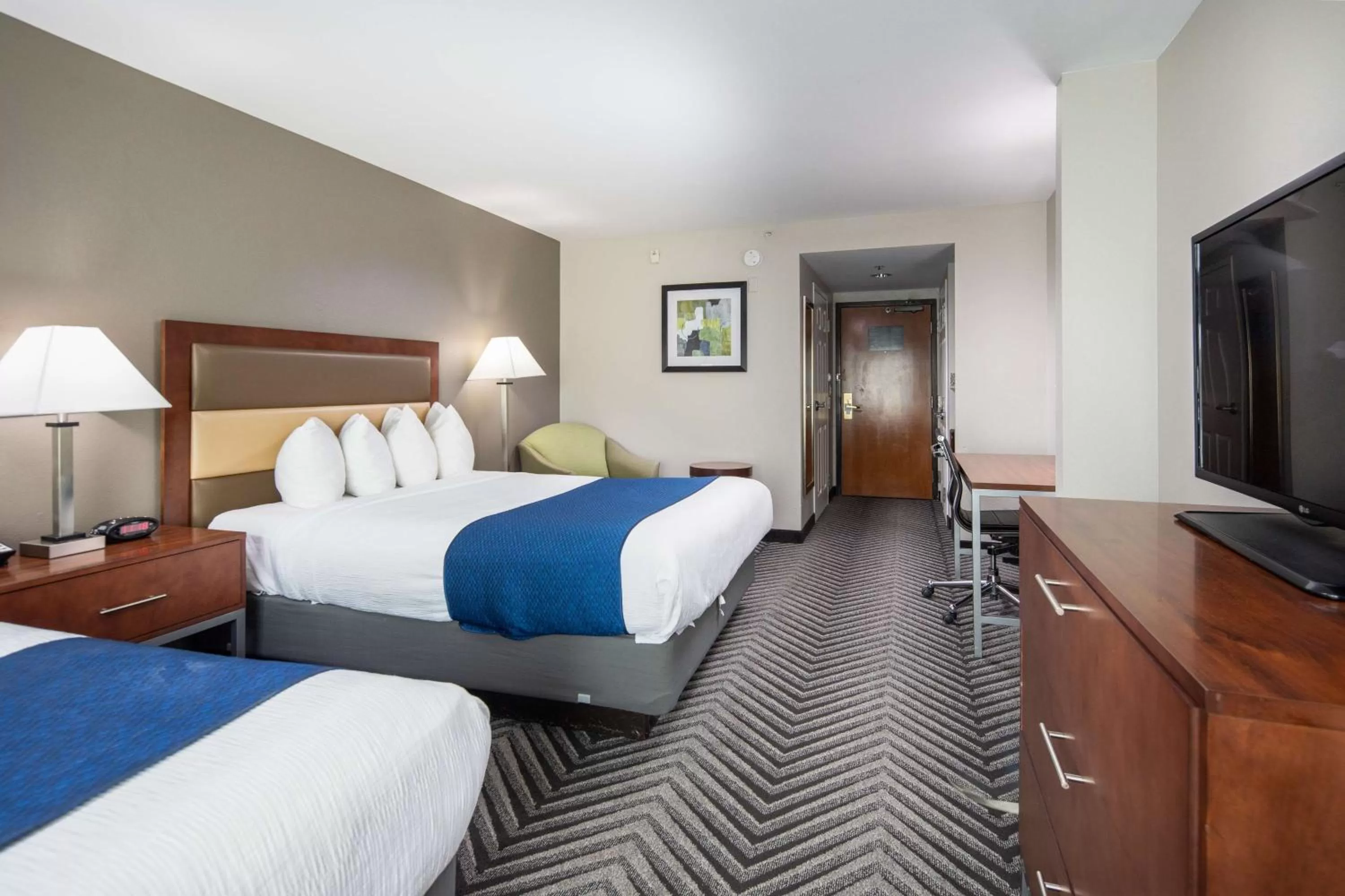 Photo of the whole room, Bed in Best Western Inn & Suites San Mateo - San Francisco Airport