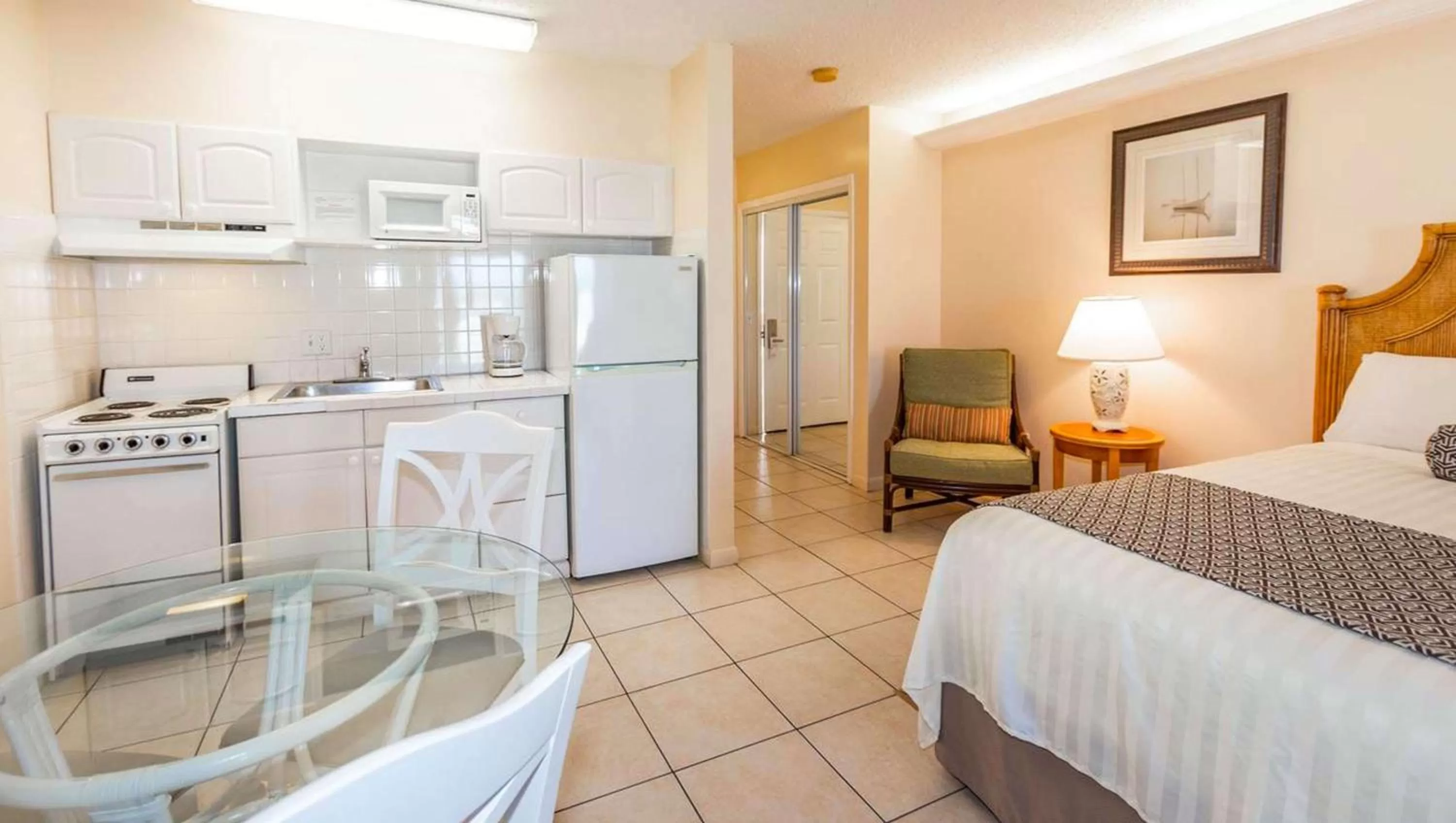 Photo of the whole room, Bed in Belleair Beach Resort Motel