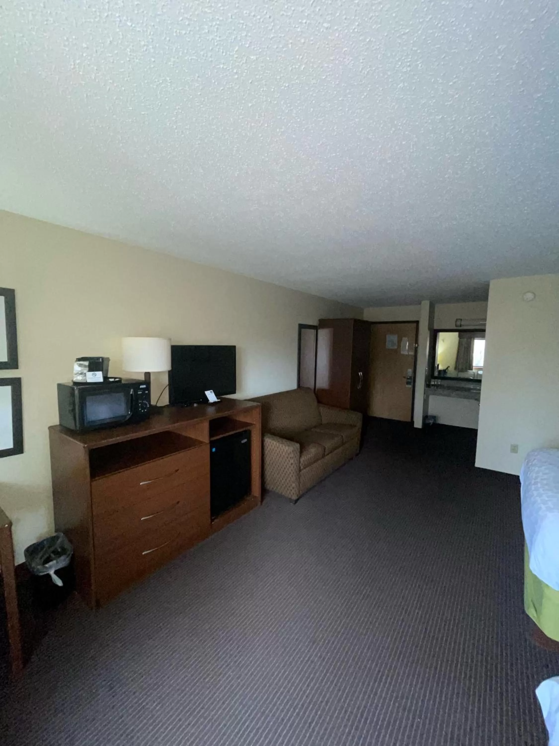 TV and multimedia, Bed in Cobblestone Hotel & Suites - Wisconsin Rapids