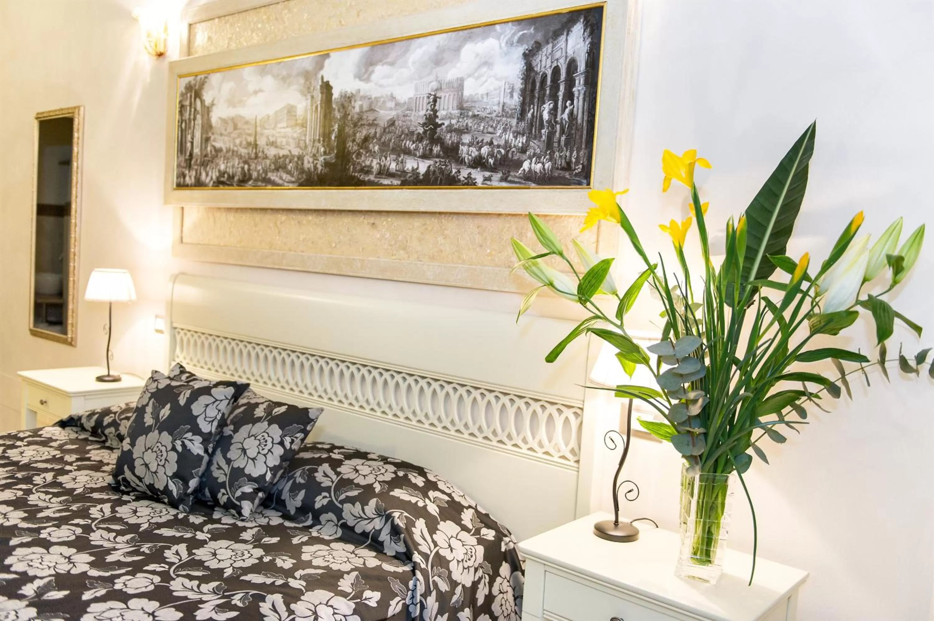 Decorative detail, Bed in Relais Dei Mercanti B&B And Suites