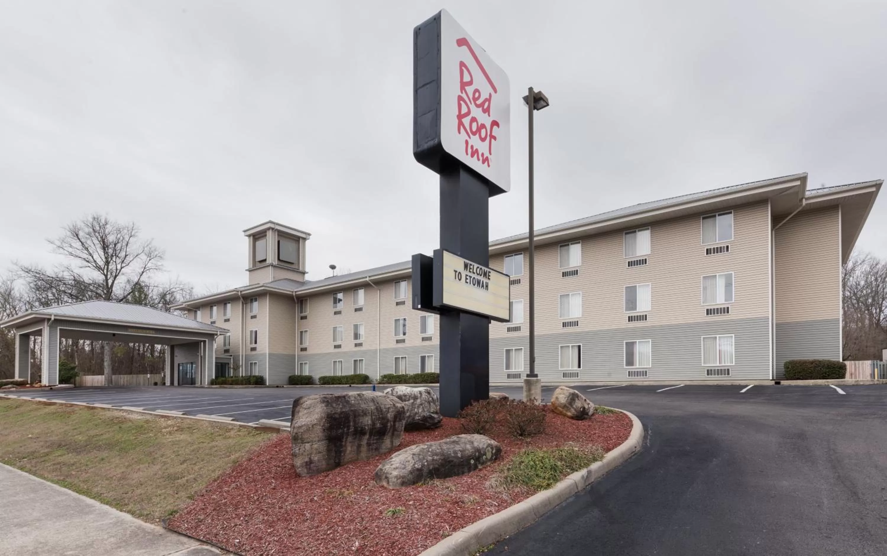 Property building in Red Roof Inn Etowah – Athens, TN