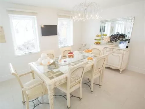 Dining area in Queen Bee & B