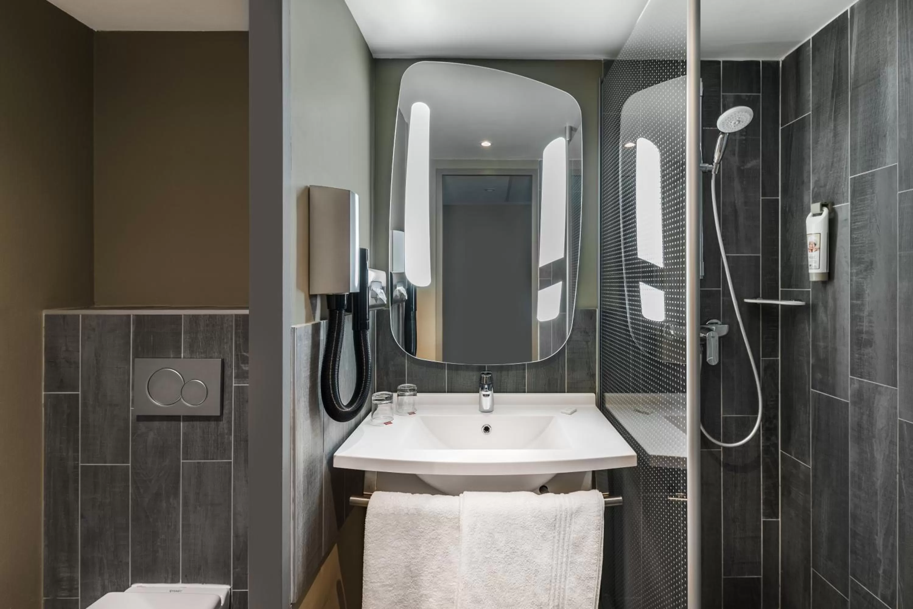 Toilet in ibis Budapest Castle Hill