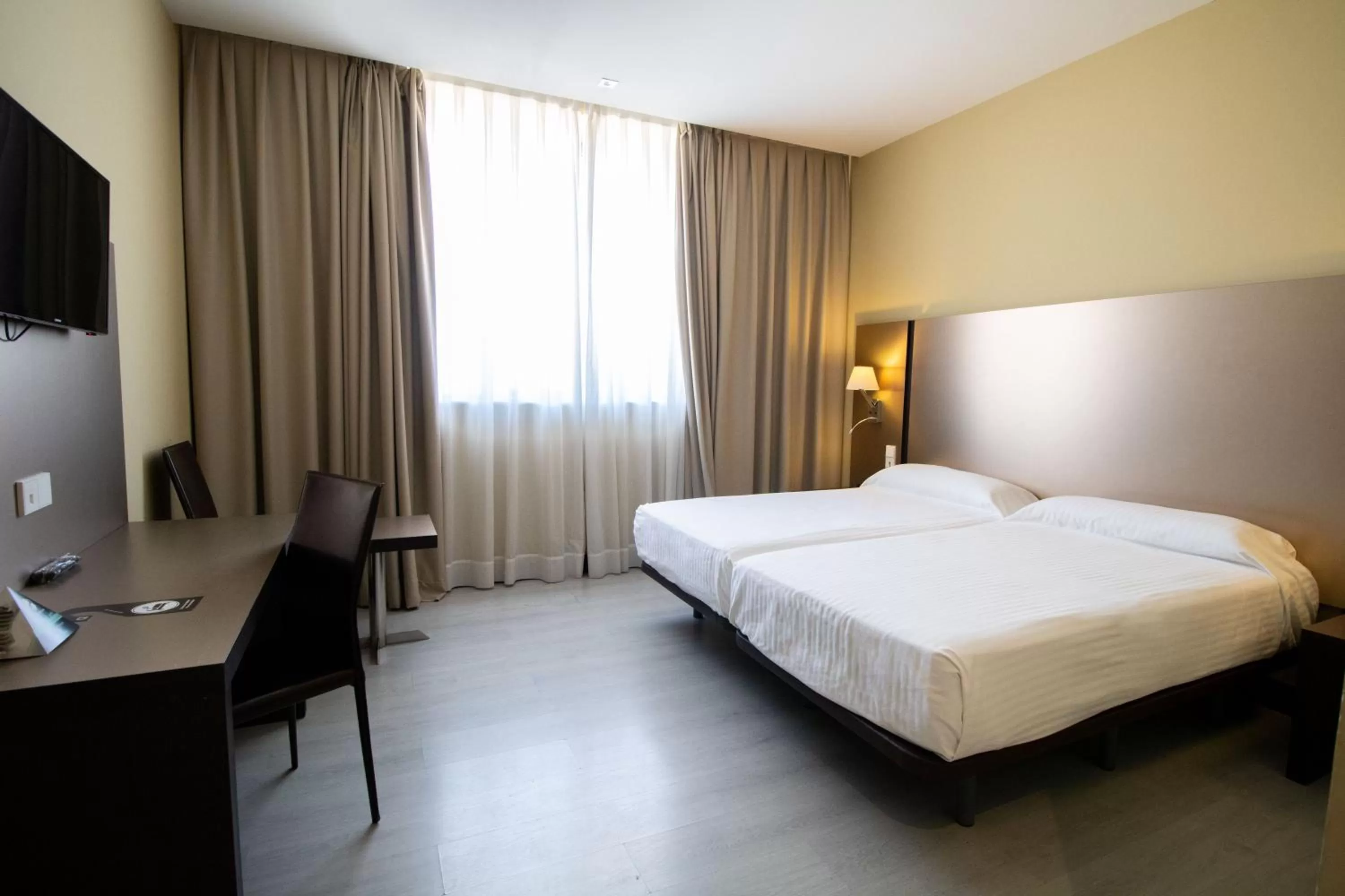 Photo of the whole room, Bed in Alda Route 42