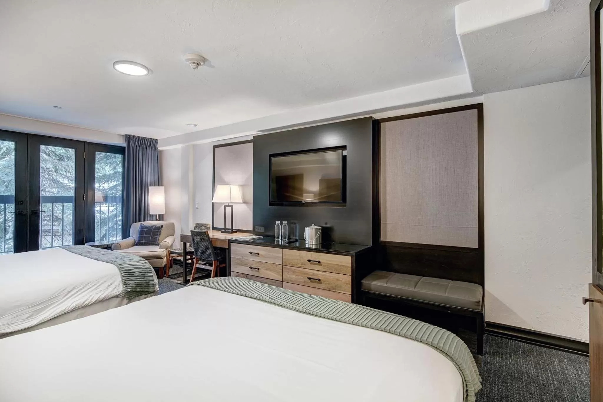 Photo of the whole room, Bed in The Pines Lodge, a RockResort, by Vail Resorts