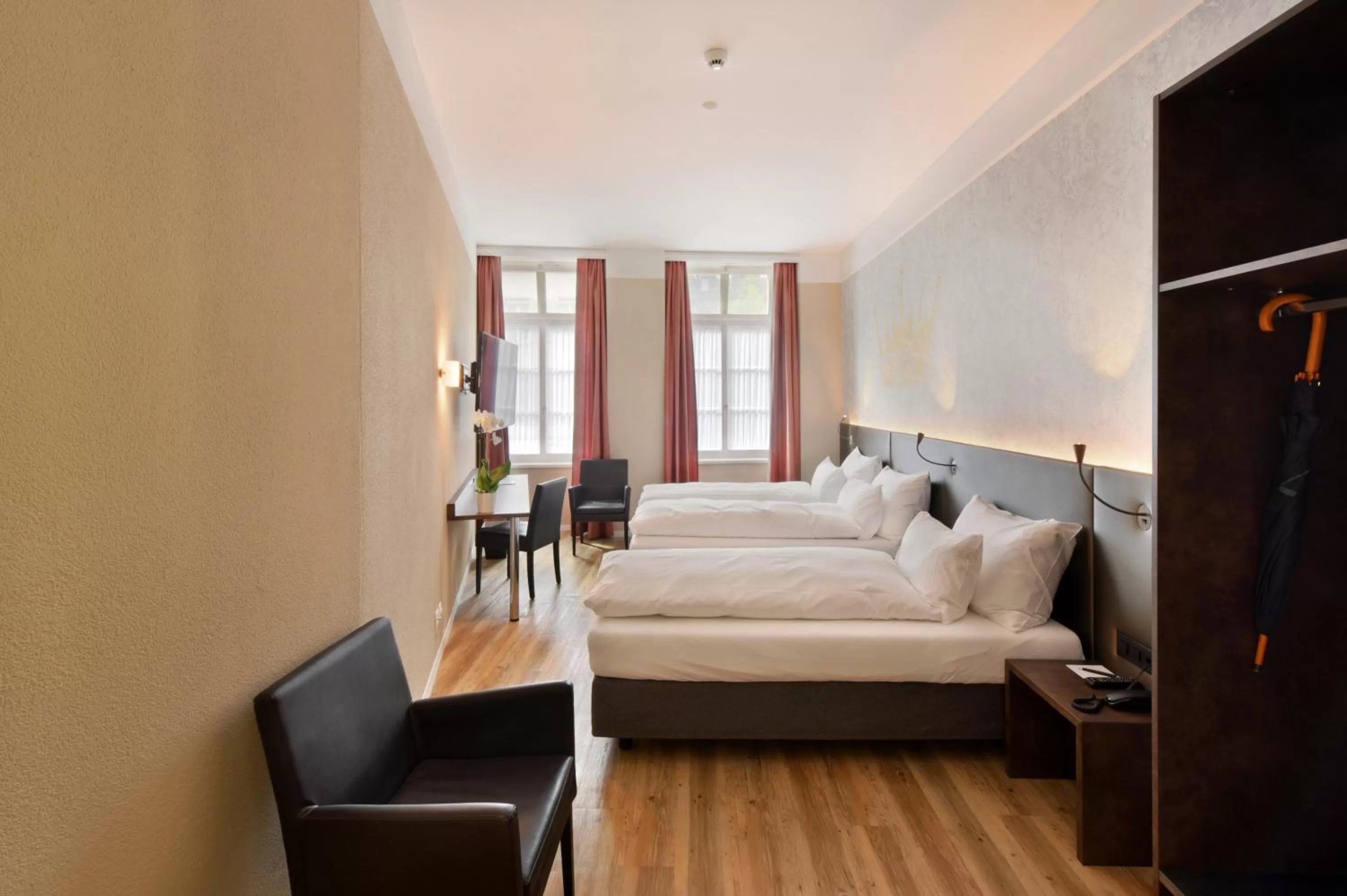 Photo of the whole room, Bed in Altstadt Hotel Krone Luzern