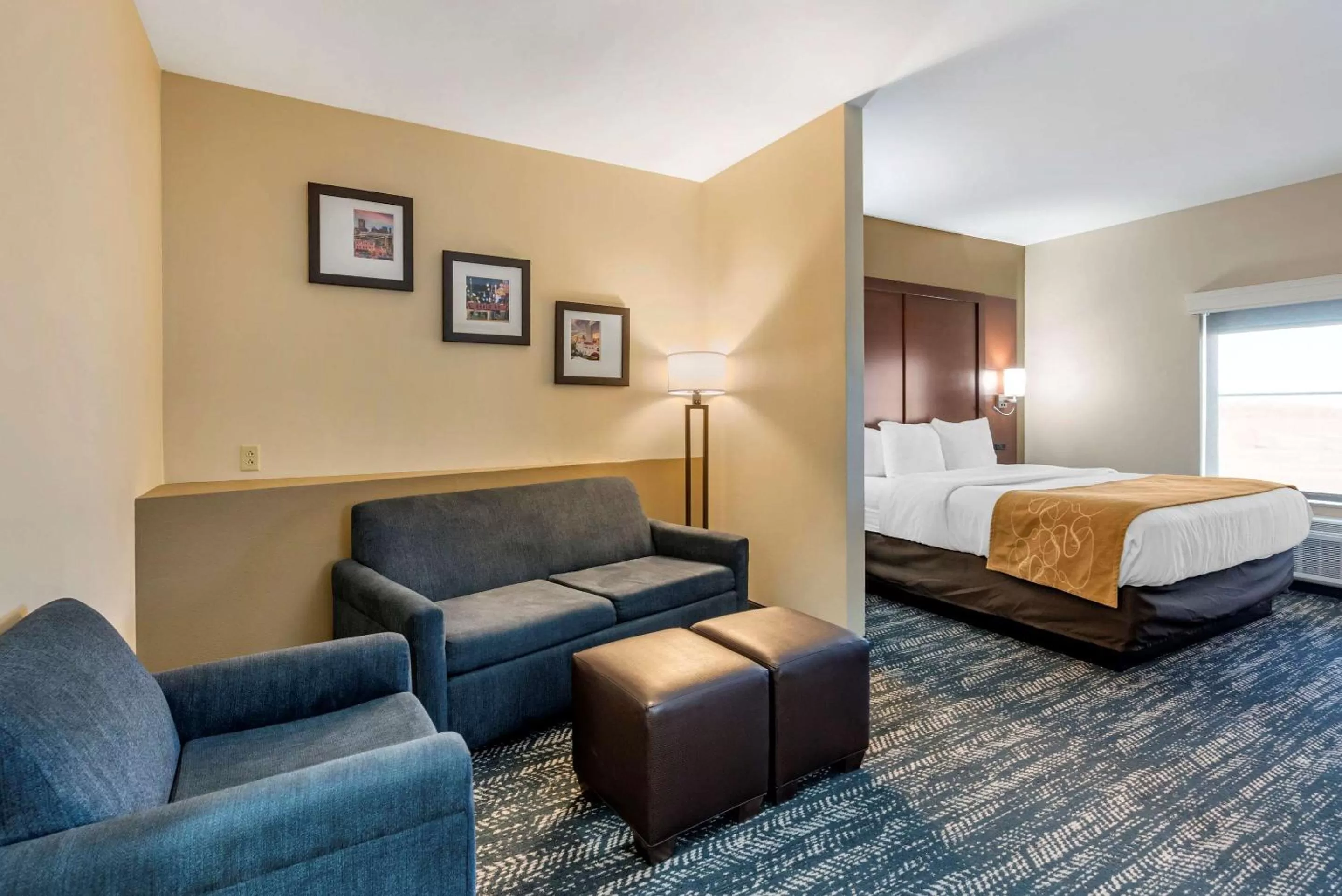 Photo of the whole room, Bed in Comfort Suites West Memphis I-40 I-55