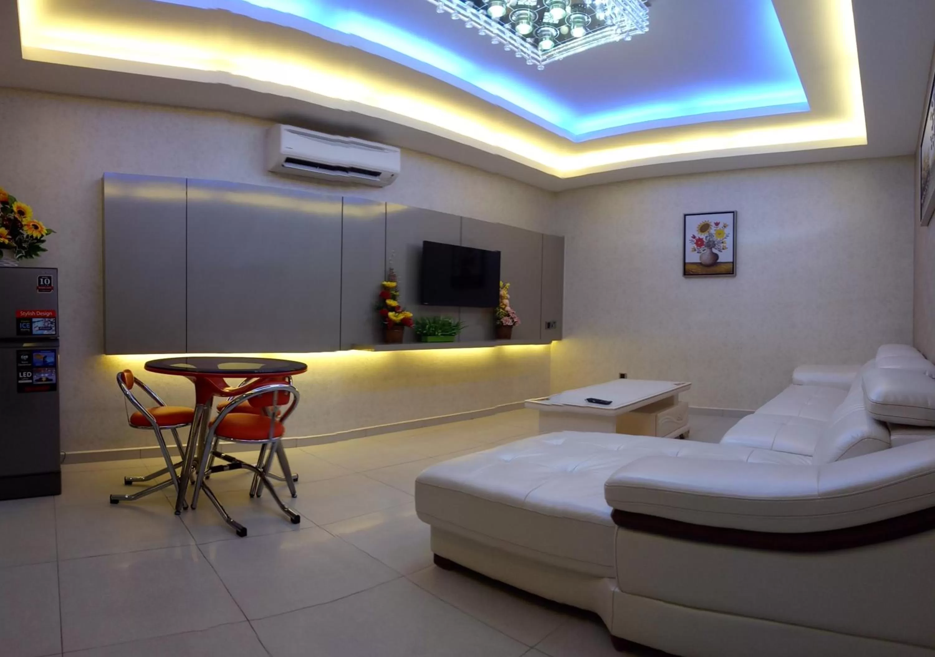 Living room in Golden Leaves Hotel