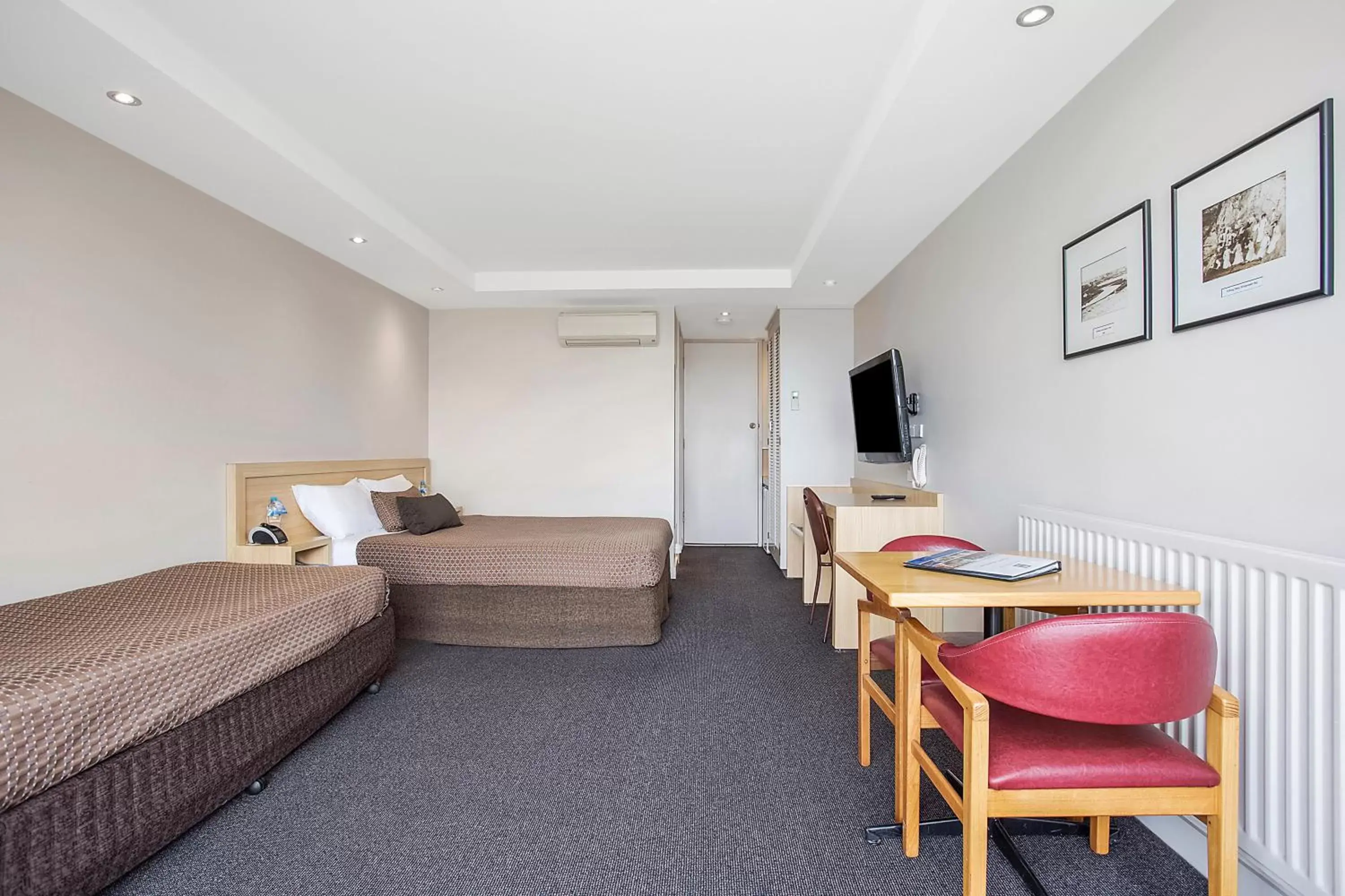 Triple Room - Non Smoking in Richmond Henty Hotel Triple Room - Non Smoking in Richmond Henty Hotel