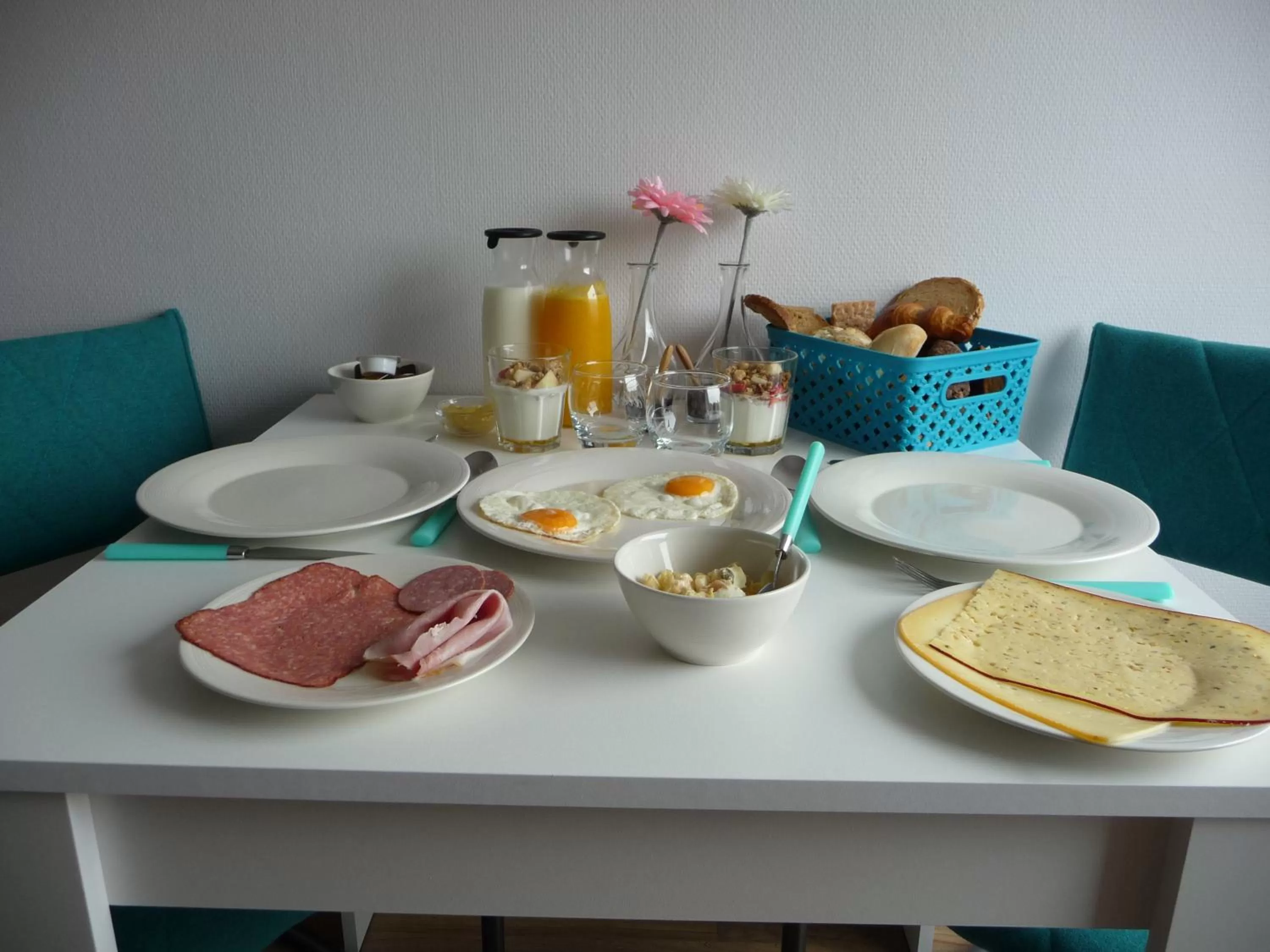 Food and drinks in B&B Binisa