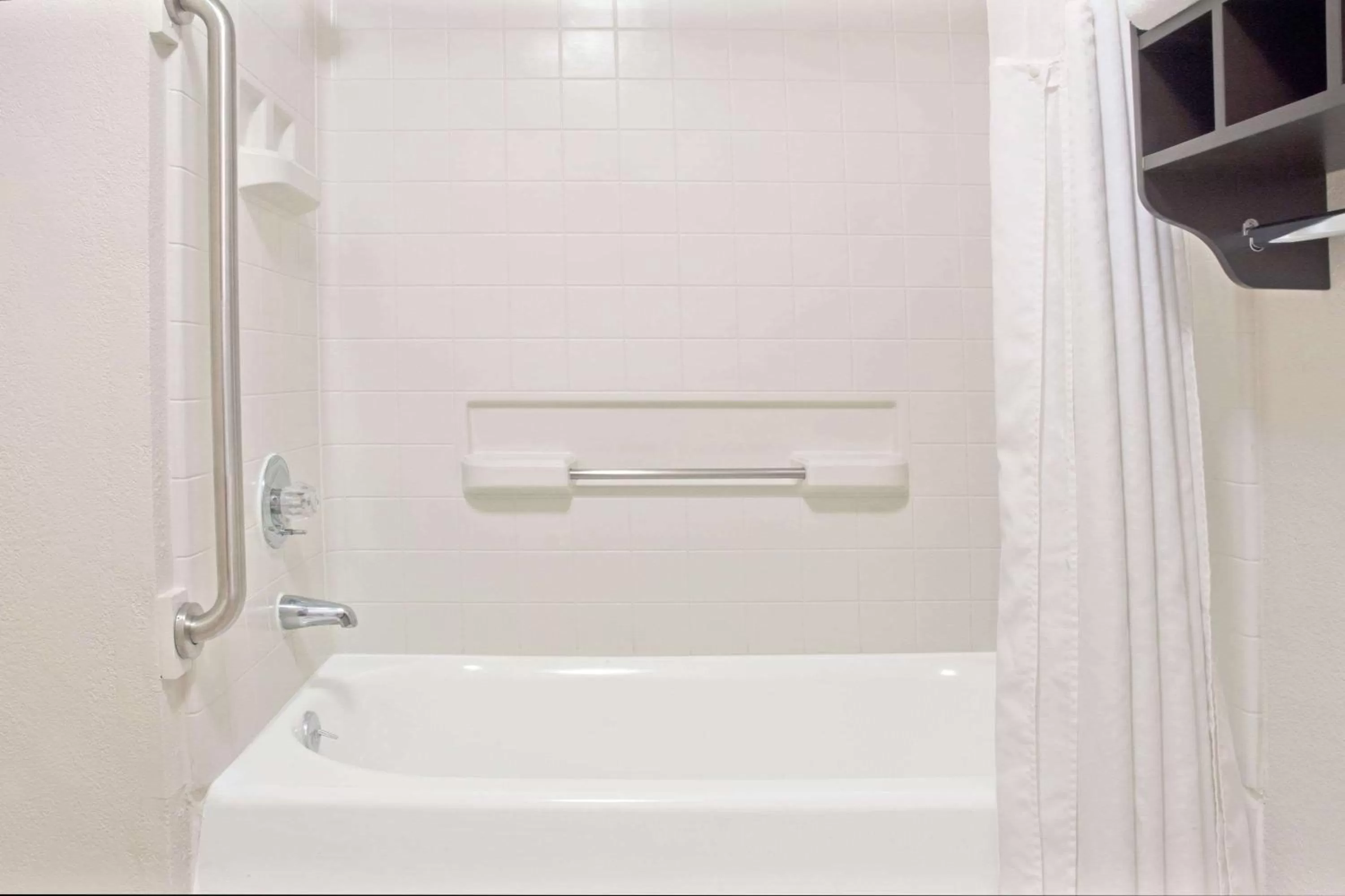 Bathroom in Howard Johnson by Wyndham Houston Heights Downtown