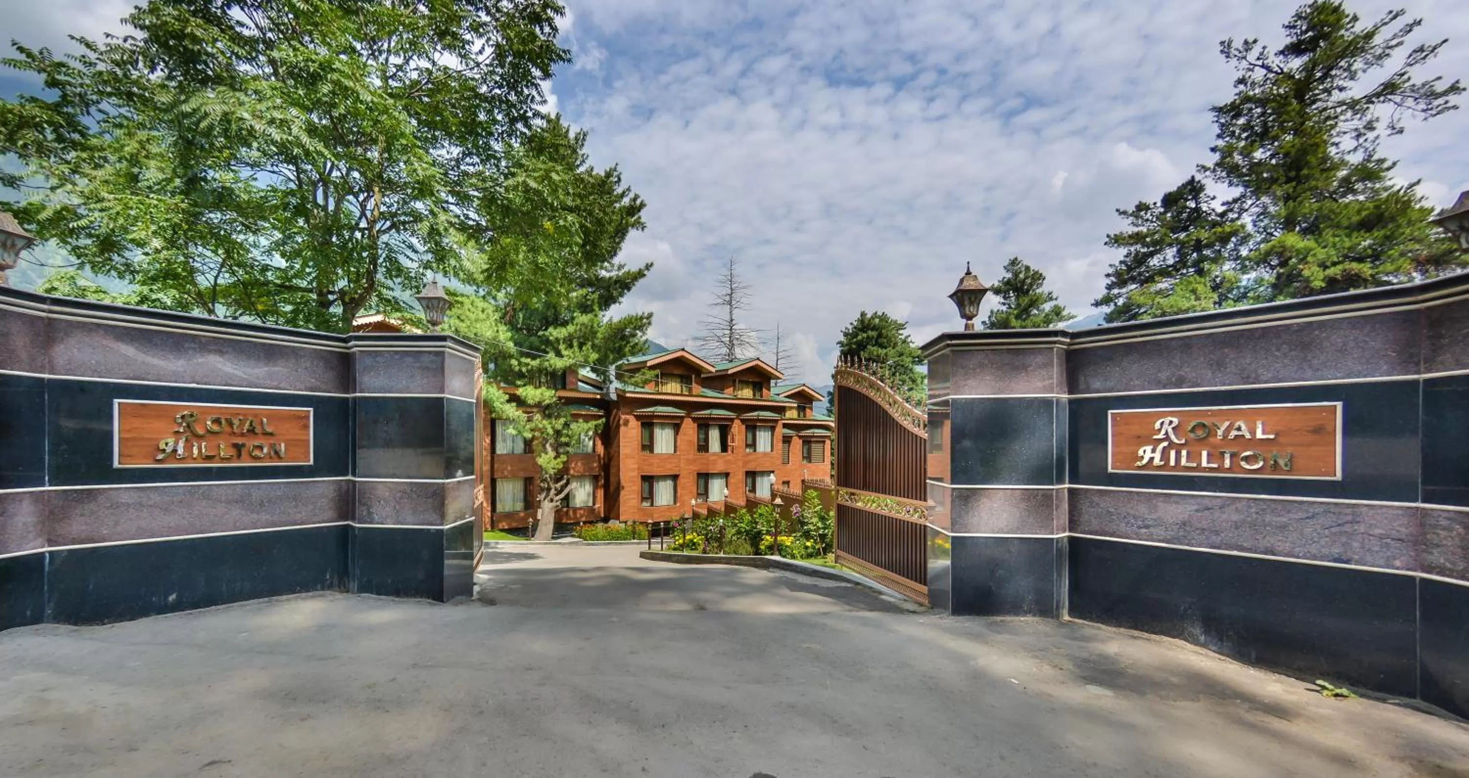 Facade/entrance, Property Building in Royal Hillton Pahalgam