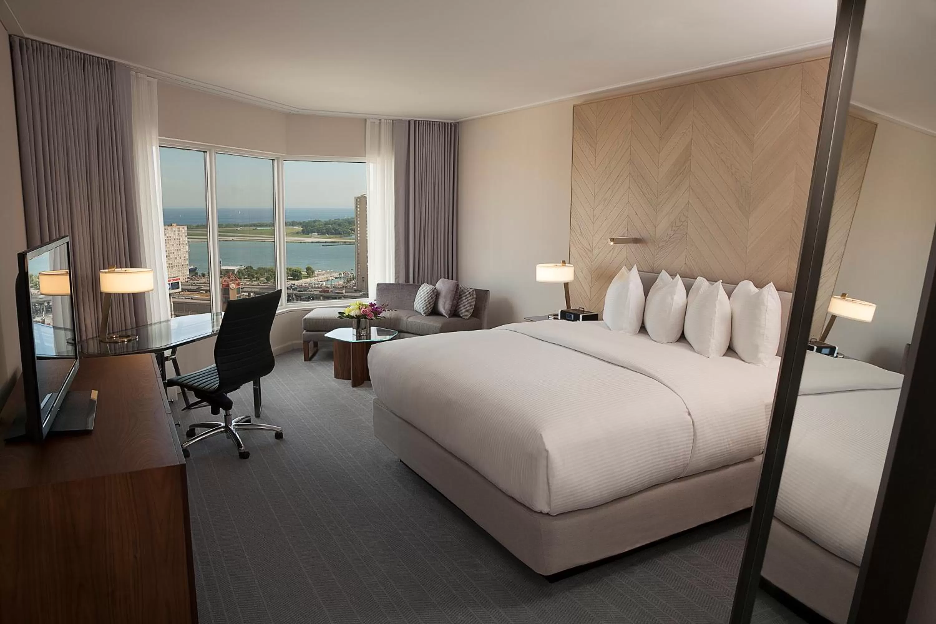 View (from property/room), Bed in InterContinental Toronto Centre by IHG