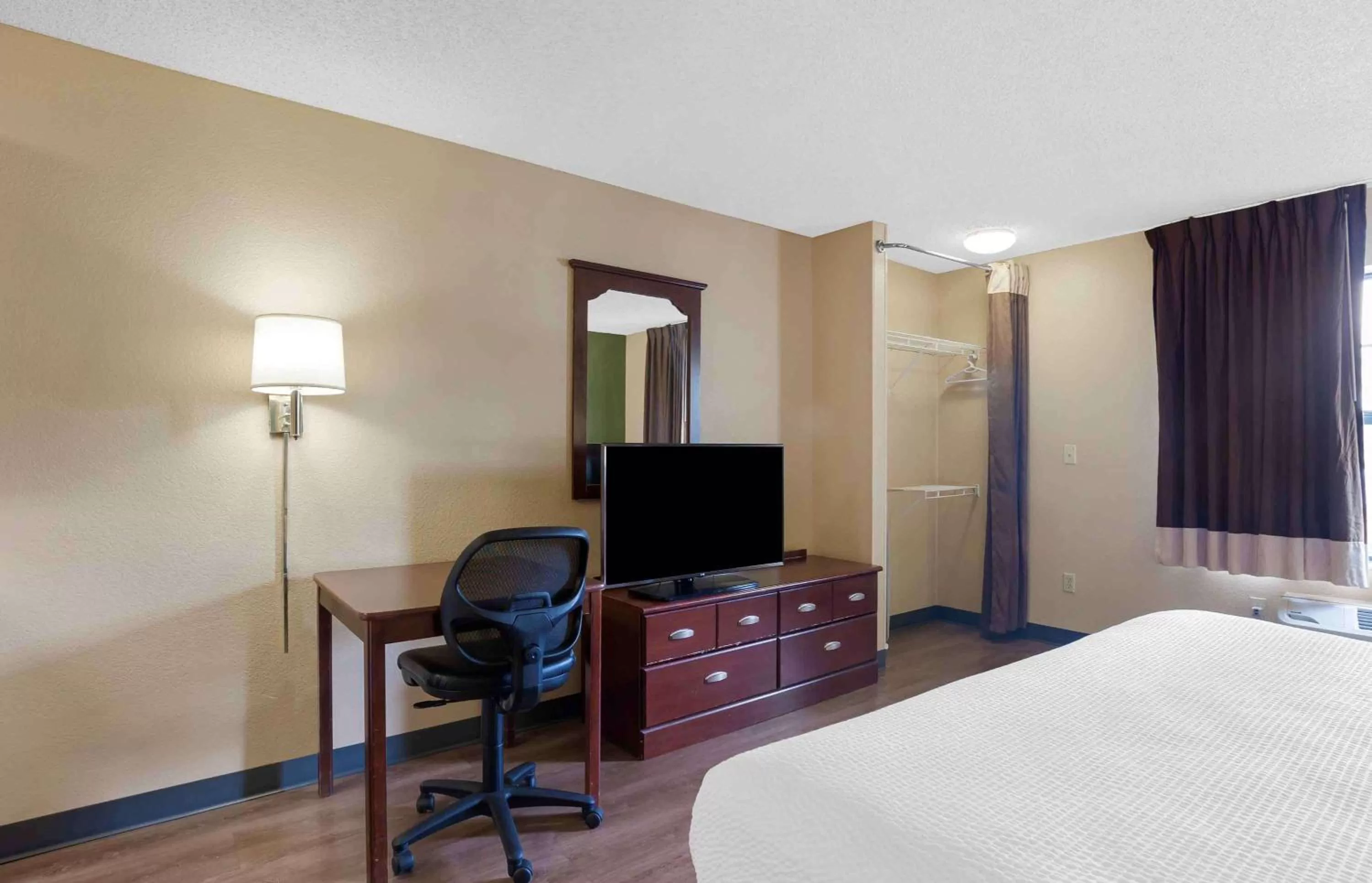 Bedroom, Bed in Extended Stay America Suites - Kansas City - Overland Park - Quivira Rd