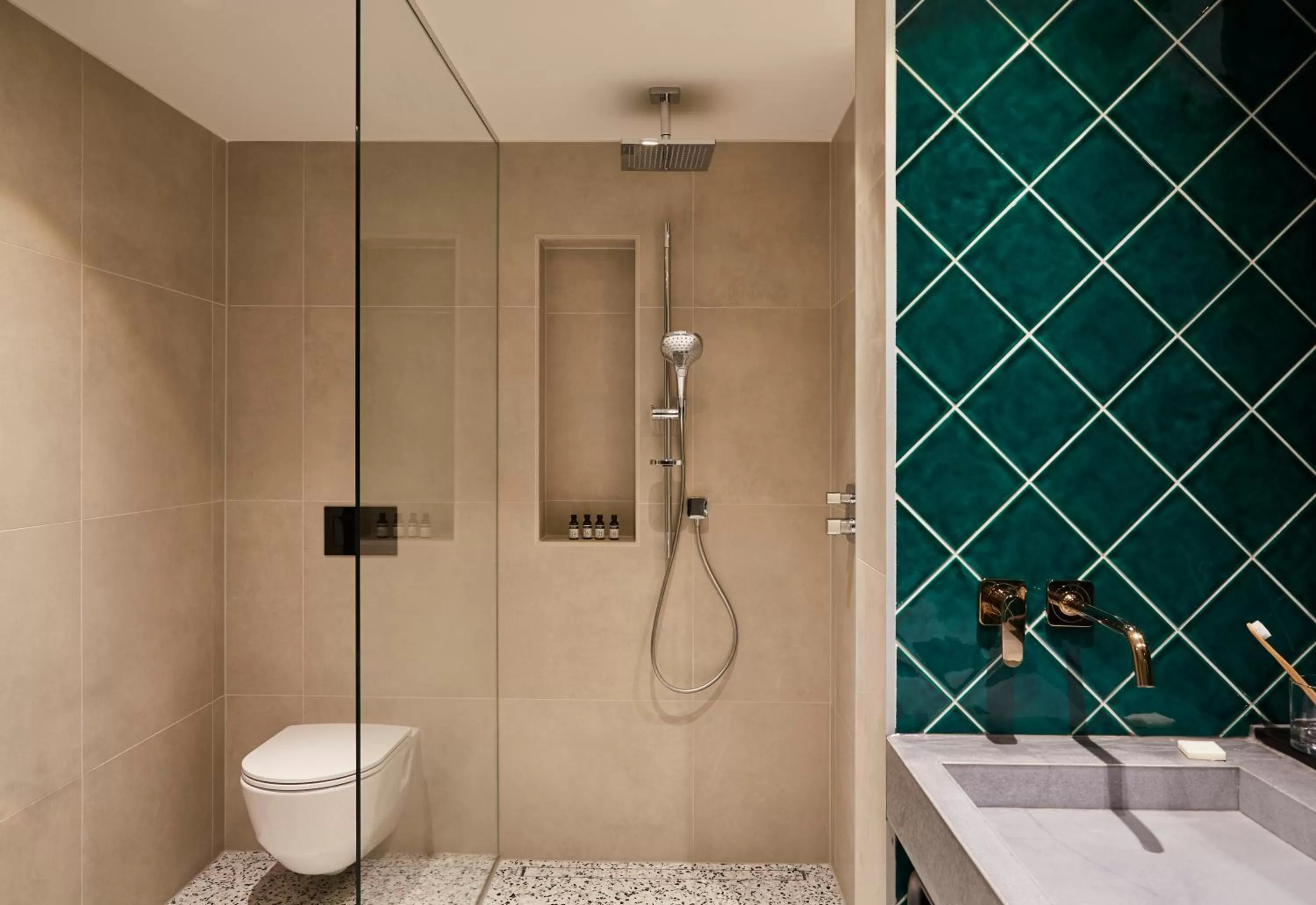 Shower in Hotel Indigo Berlin - East Side Gallery