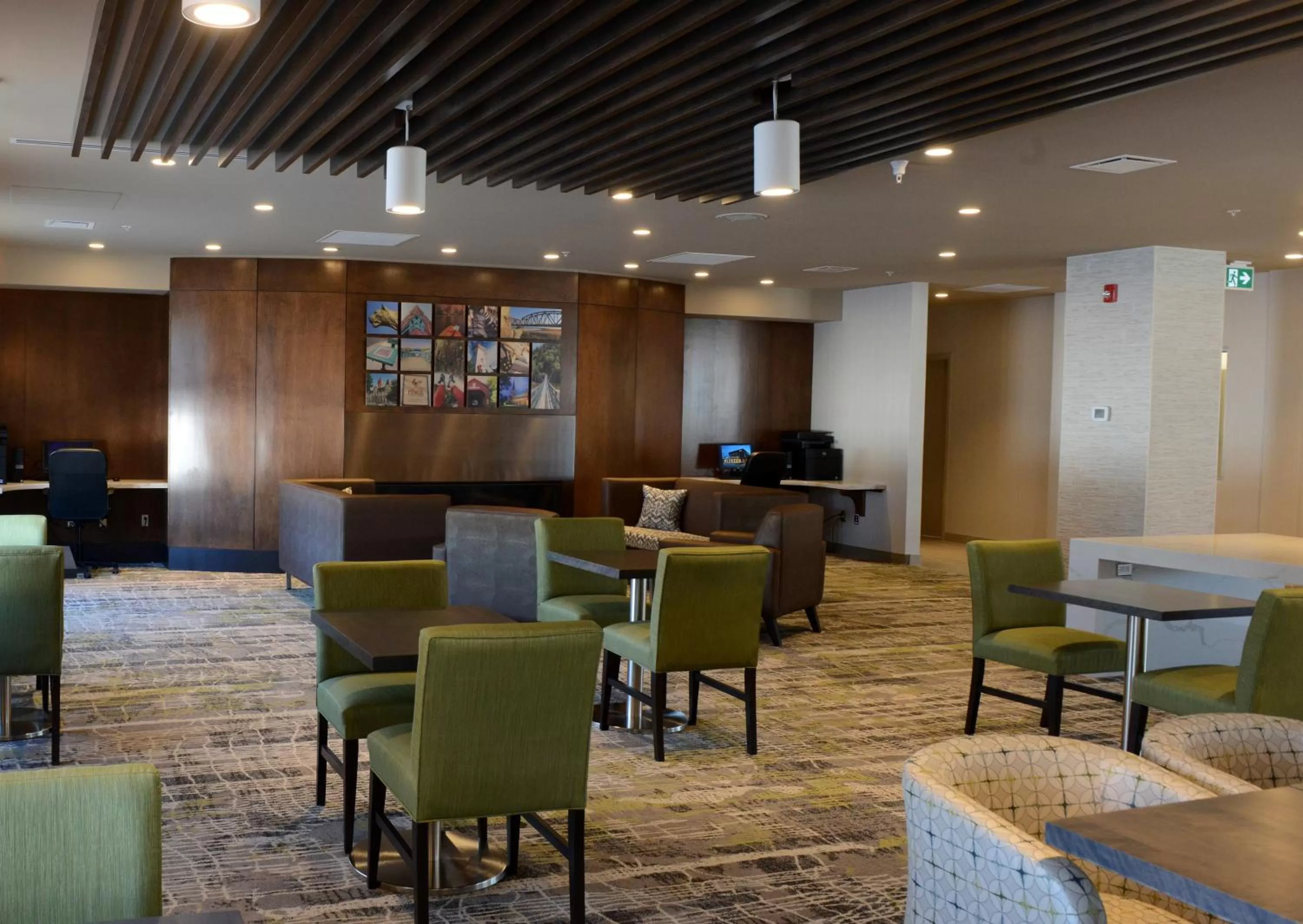 Lounge or bar in Radisson Kingswood Hotel & Suites, Fredericton