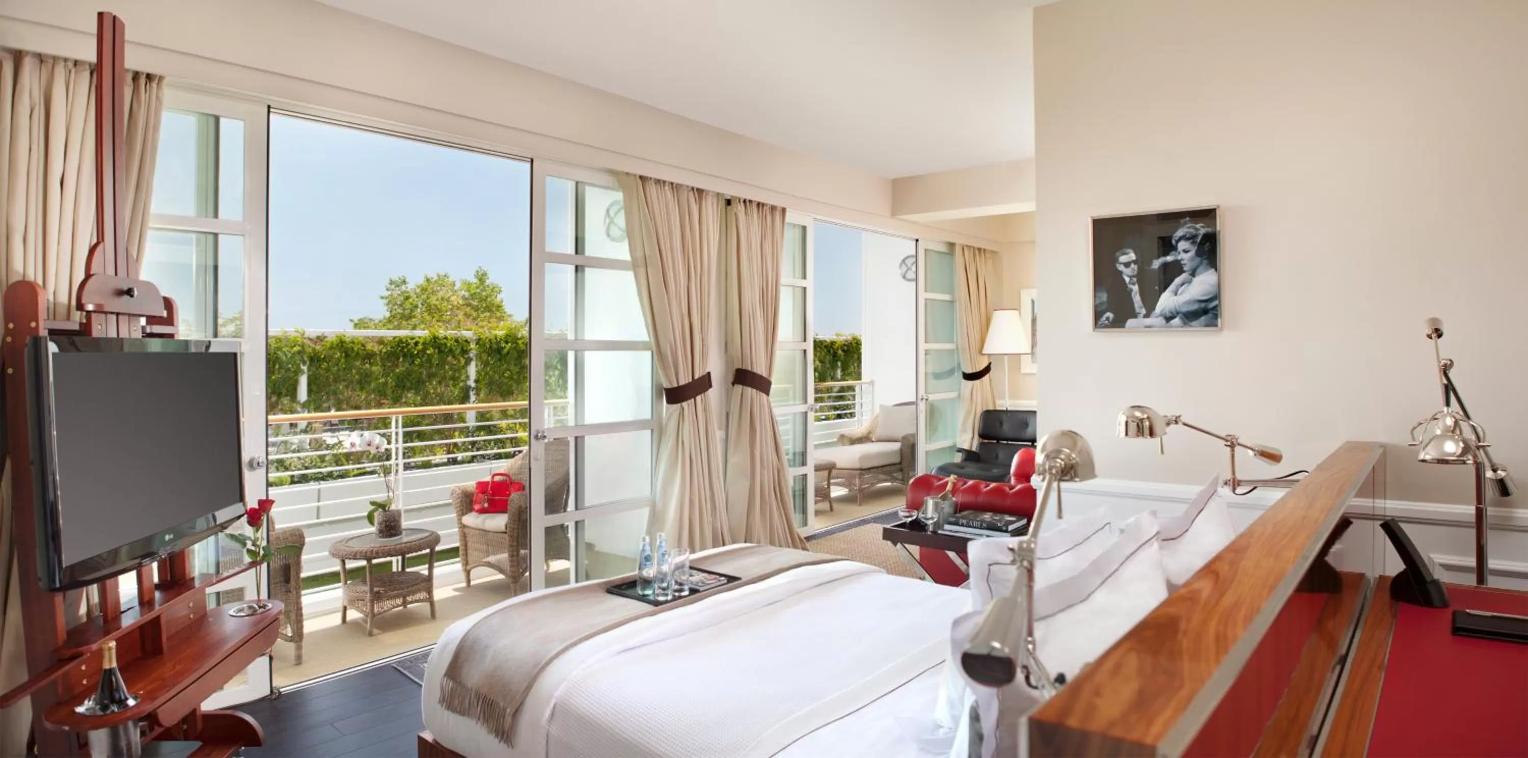 Photo of the whole room, Bed in Cameo Beverly Hills, LXR Hotels & Resorts