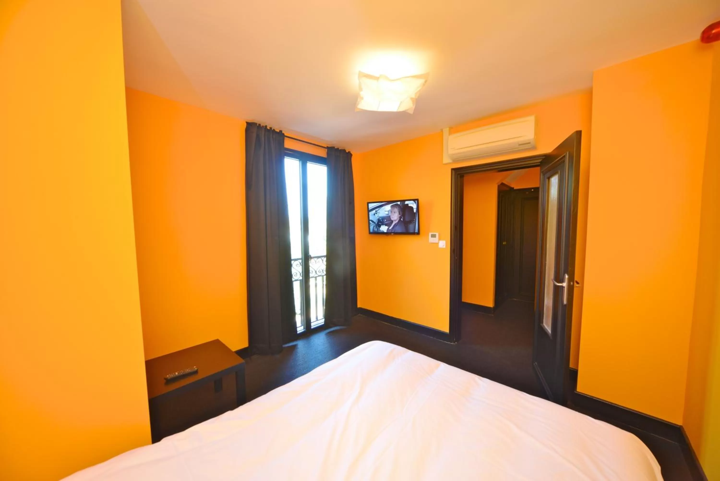 Bed in Logis - Hotel Restaurant La Mire