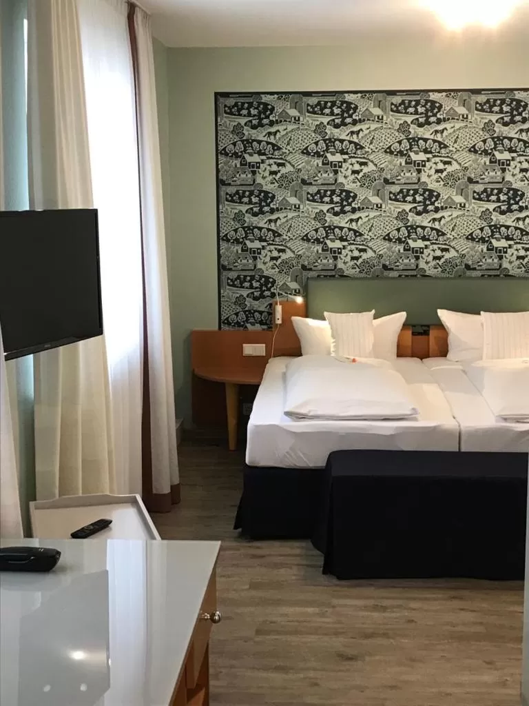 Photo of the whole room, Bed in Flair Hotel zum Storchen