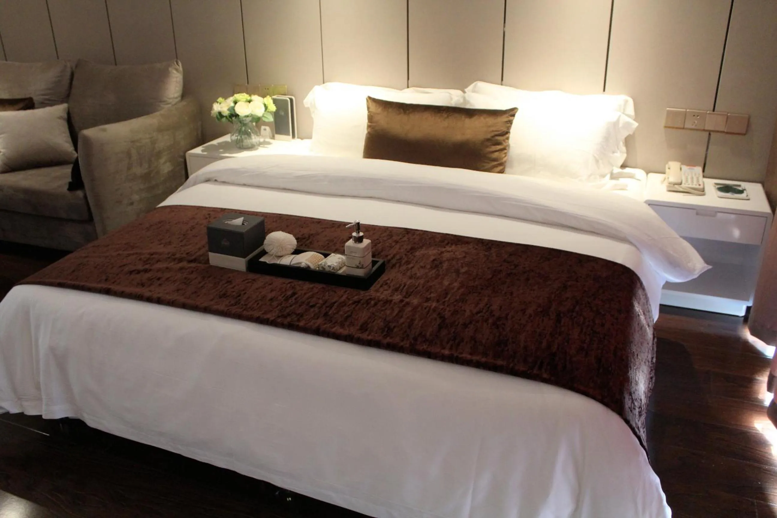 Decorative detail, Bed in Days Inn Business Place Goldwin Yantai